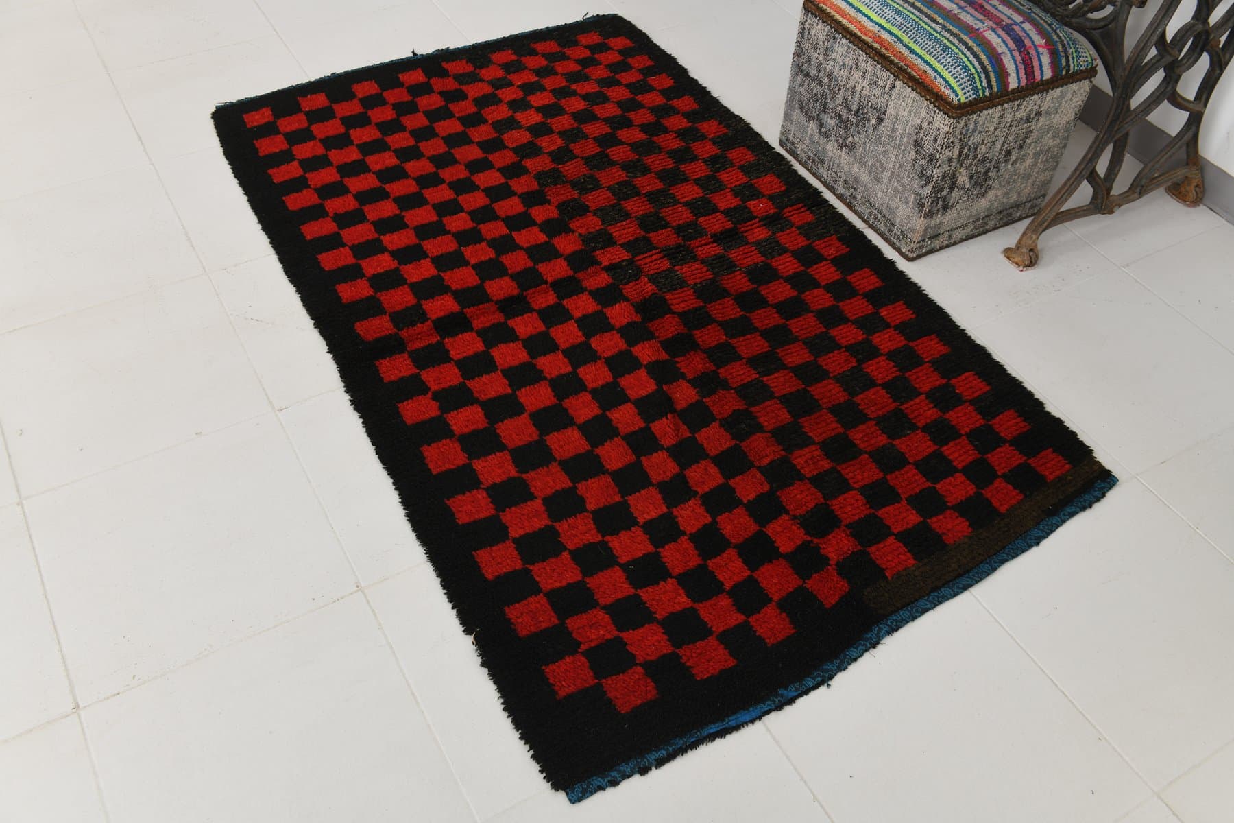 Rug 107x180 cm, black, red, wool, 1970s - 216565