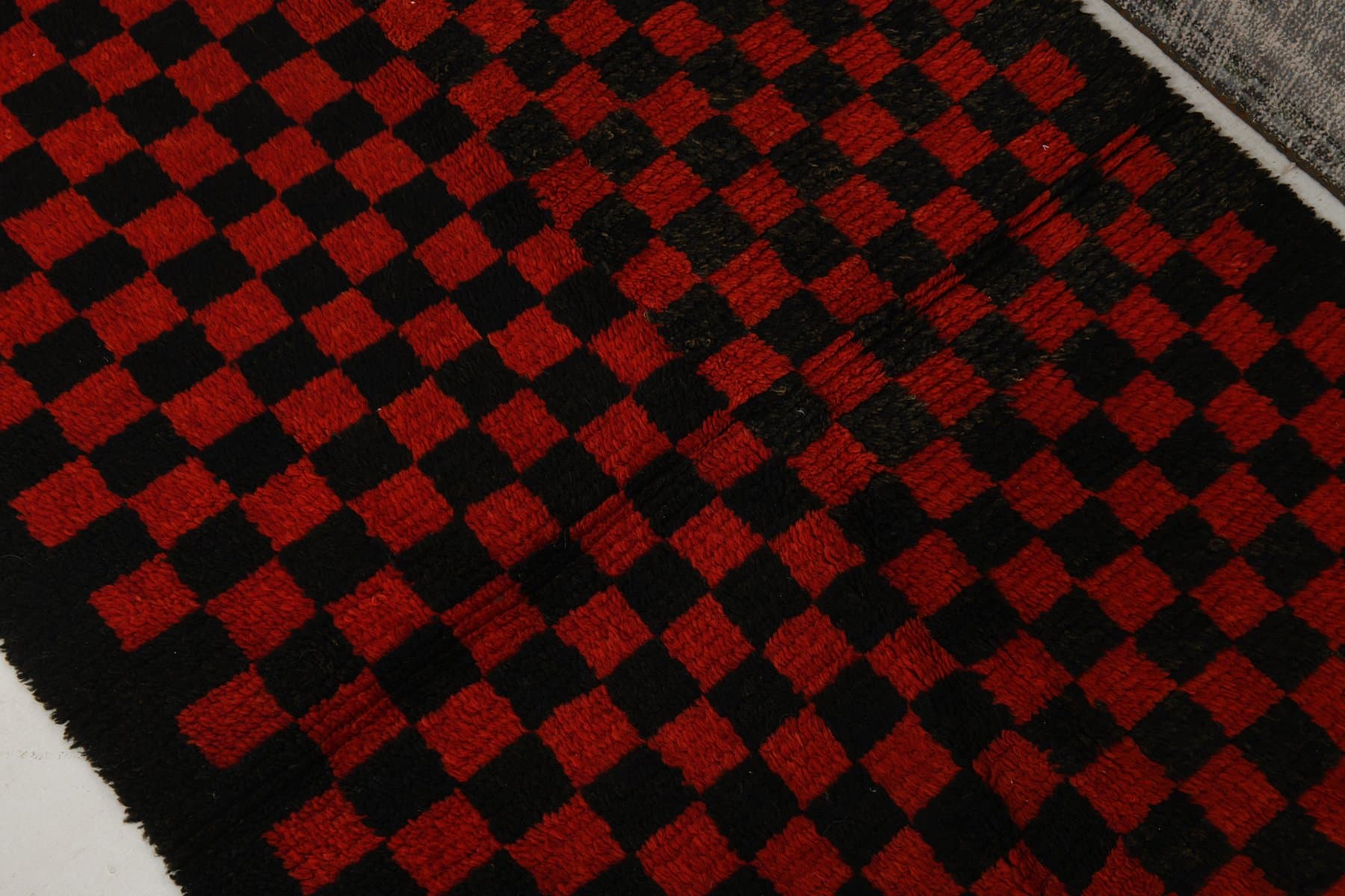 Rug 107x180 cm, black, red, wool, 1970s - 216567