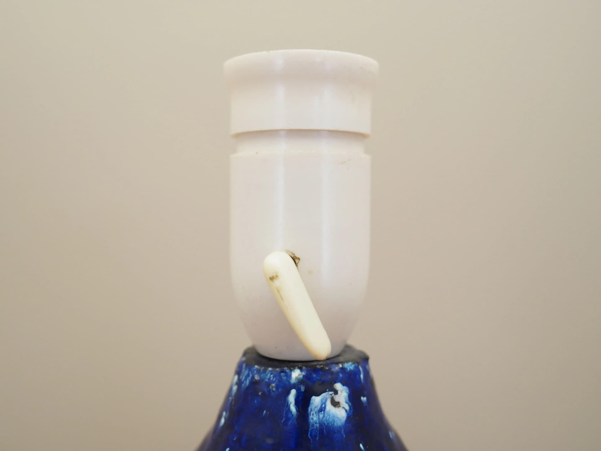 Lampka stołowa, ceramika niebieska, Dania, lata 60. - 15942