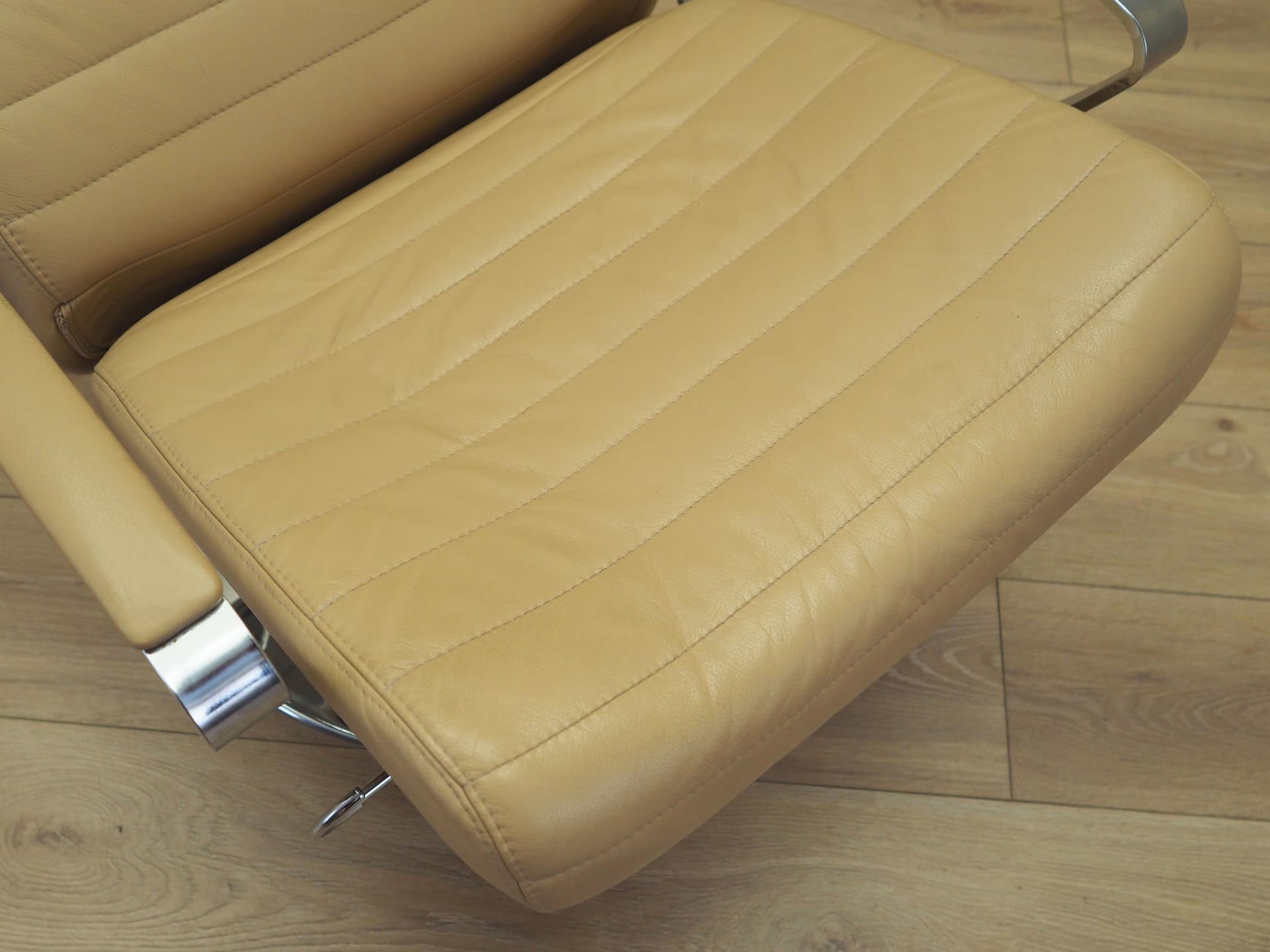 Lounge chair, beige leather, chromed metal, Denmark, 1970s. - 78299