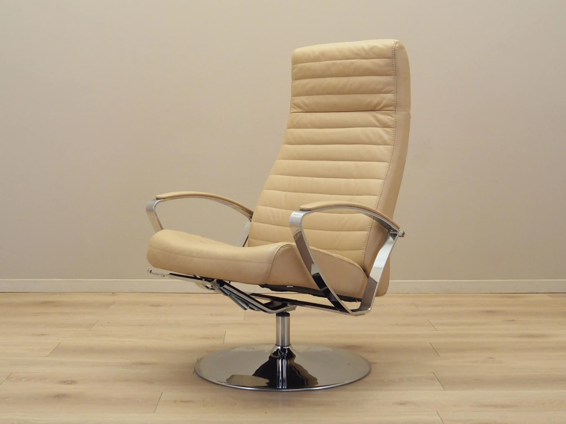 Lounge chair, beige leather, chromed metal, Denmark, 1970s. - 15933
