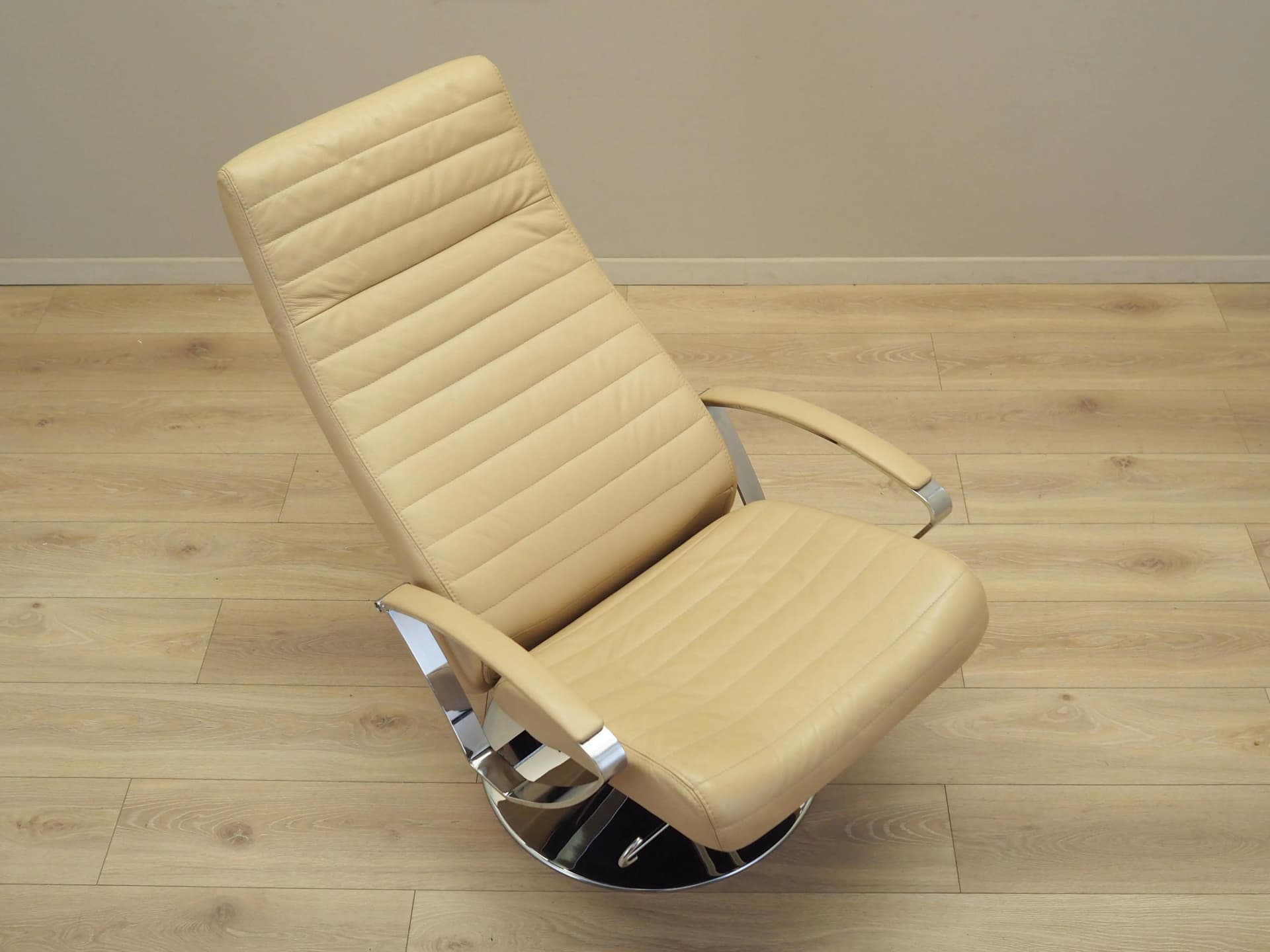 Lounge chair, beige leather, chromed metal, Denmark, 1970s. - 15938
