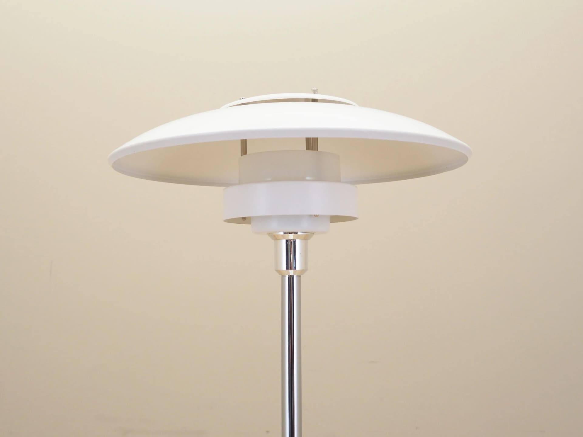 Lampa podłogowa, metal biały, proj. S. Henningsen, Lyskaer, Dania, lata 70. - 15921