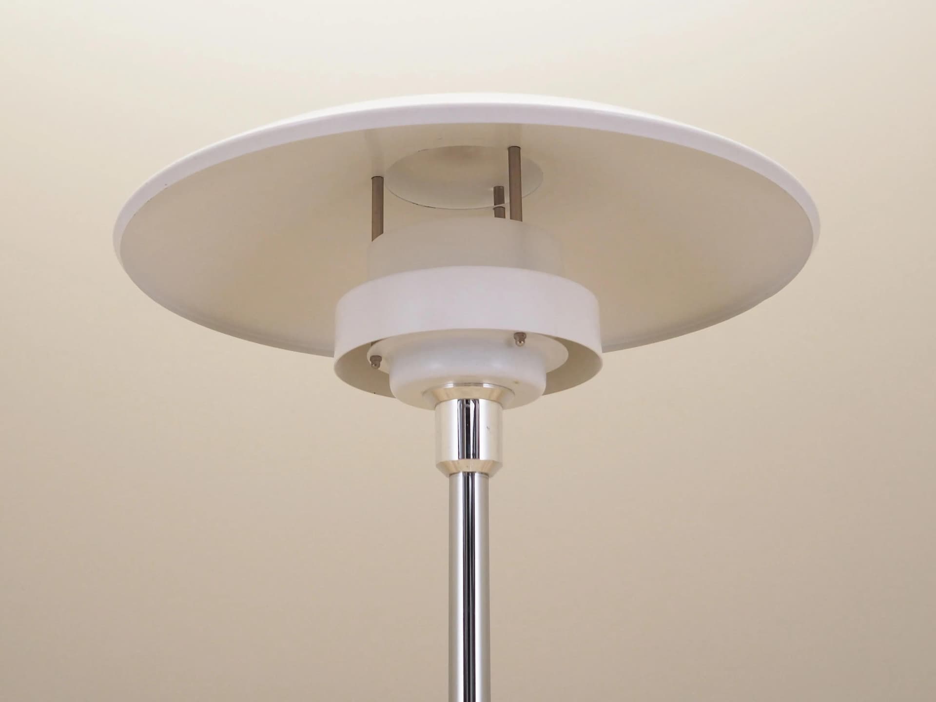 Lampa podłogowa, metal biały, proj. S. Henningsen, Lyskaer, Dania, lata 70. - 15922