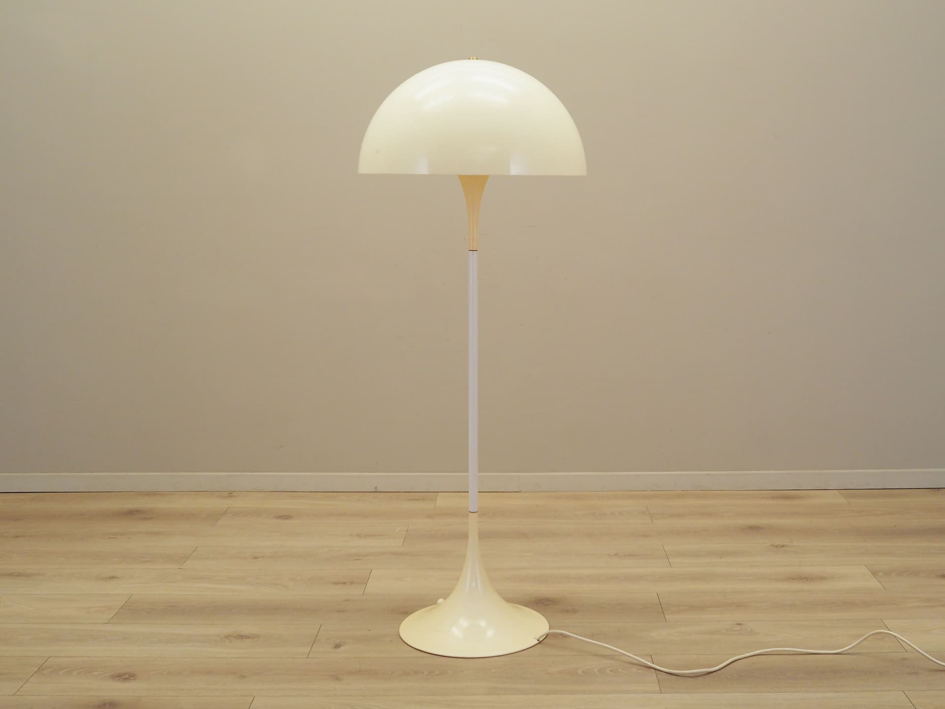 Lampa podłogowa Panthella, ivory white, metal tworzywo sztuczne, proj. V. Panton, Louis Poulsen, Dania, lata 70. - 77139
