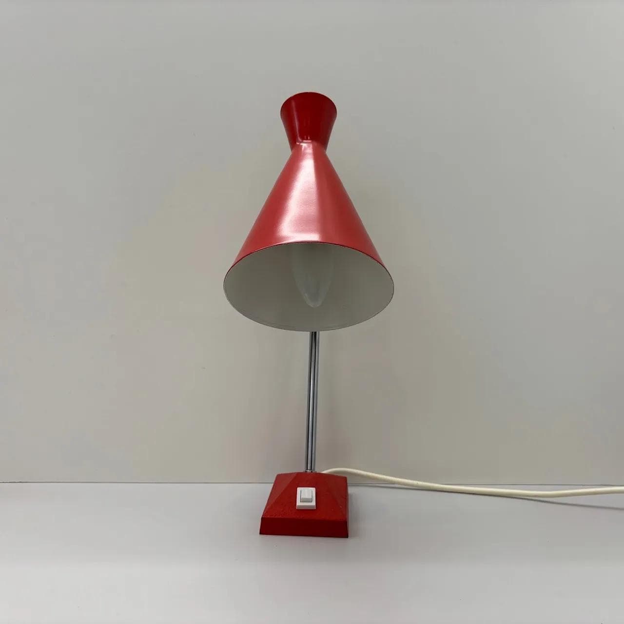 Czerwona metalowa lampka biurkowa, Hustadt Leuchten, Niemcy, lata 70. - 16126