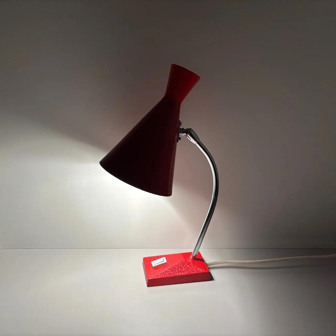 Czerwona metalowa lampka biurkowa, Hustadt Leuchten, Niemcy, lata 70. - 16121
