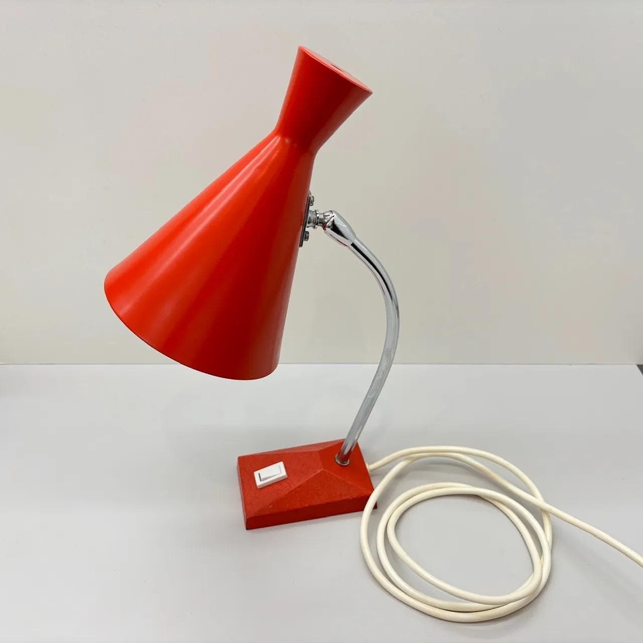 Czerwona metalowa lampka biurkowa, Hustadt Leuchten, Niemcy, lata 70. - 16123