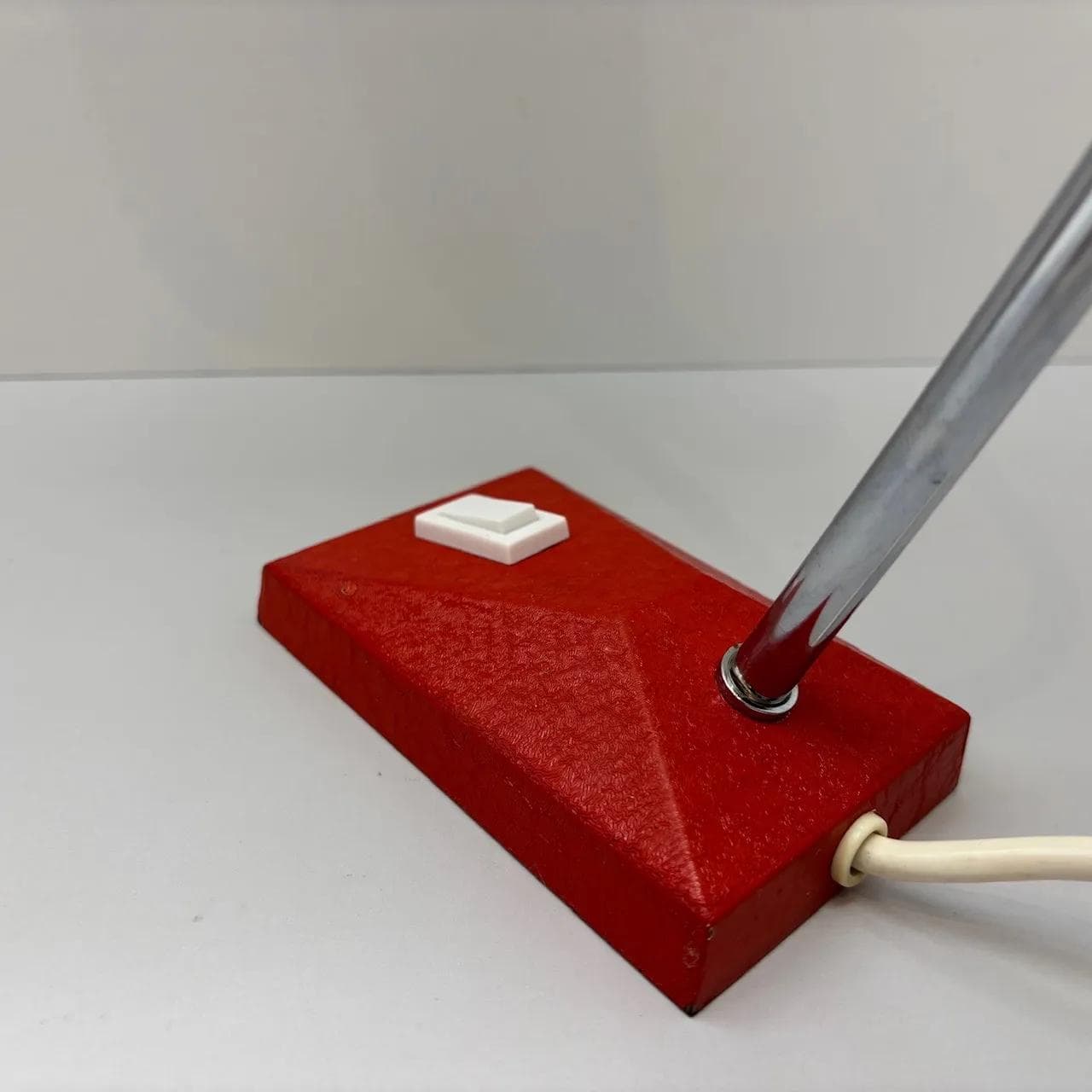 Czerwona metalowa lampka biurkowa, Hustadt Leuchten, Niemcy, lata 70. - 16129