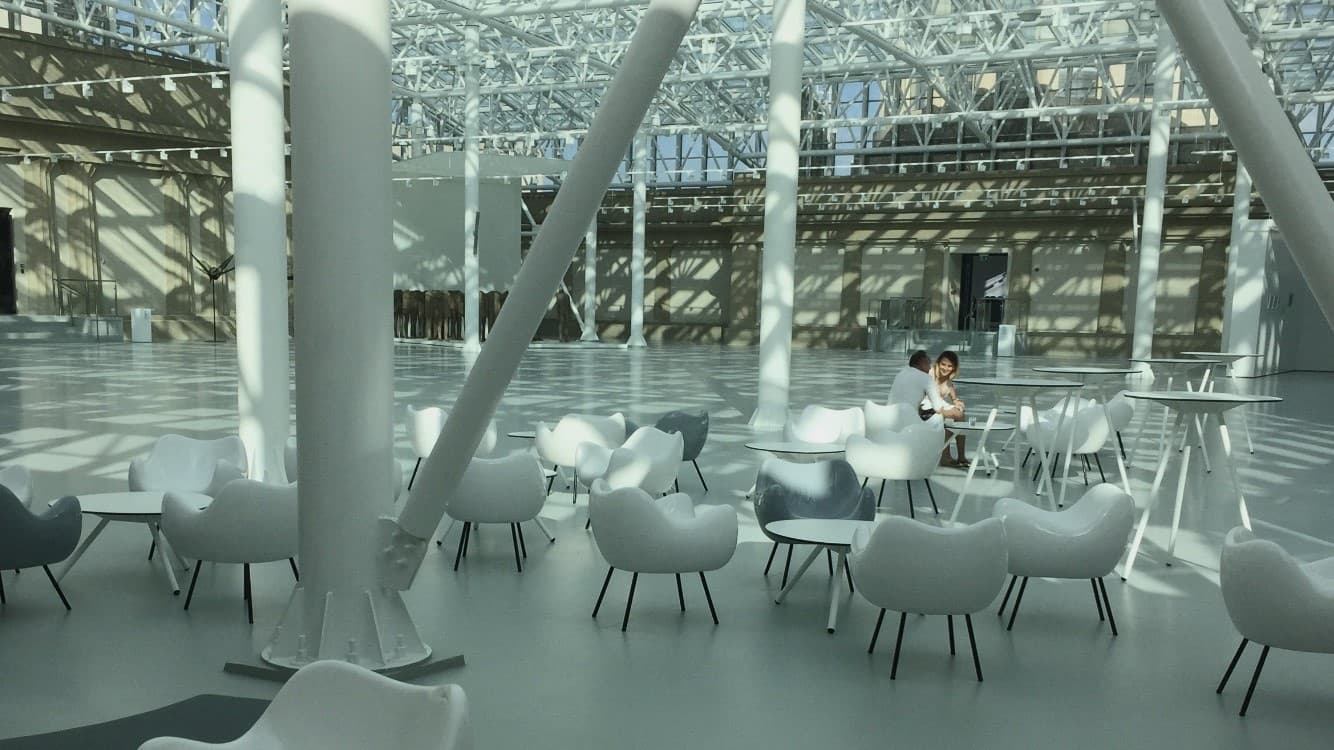 RM58 Classic White (RAL9003), legs black - 7628