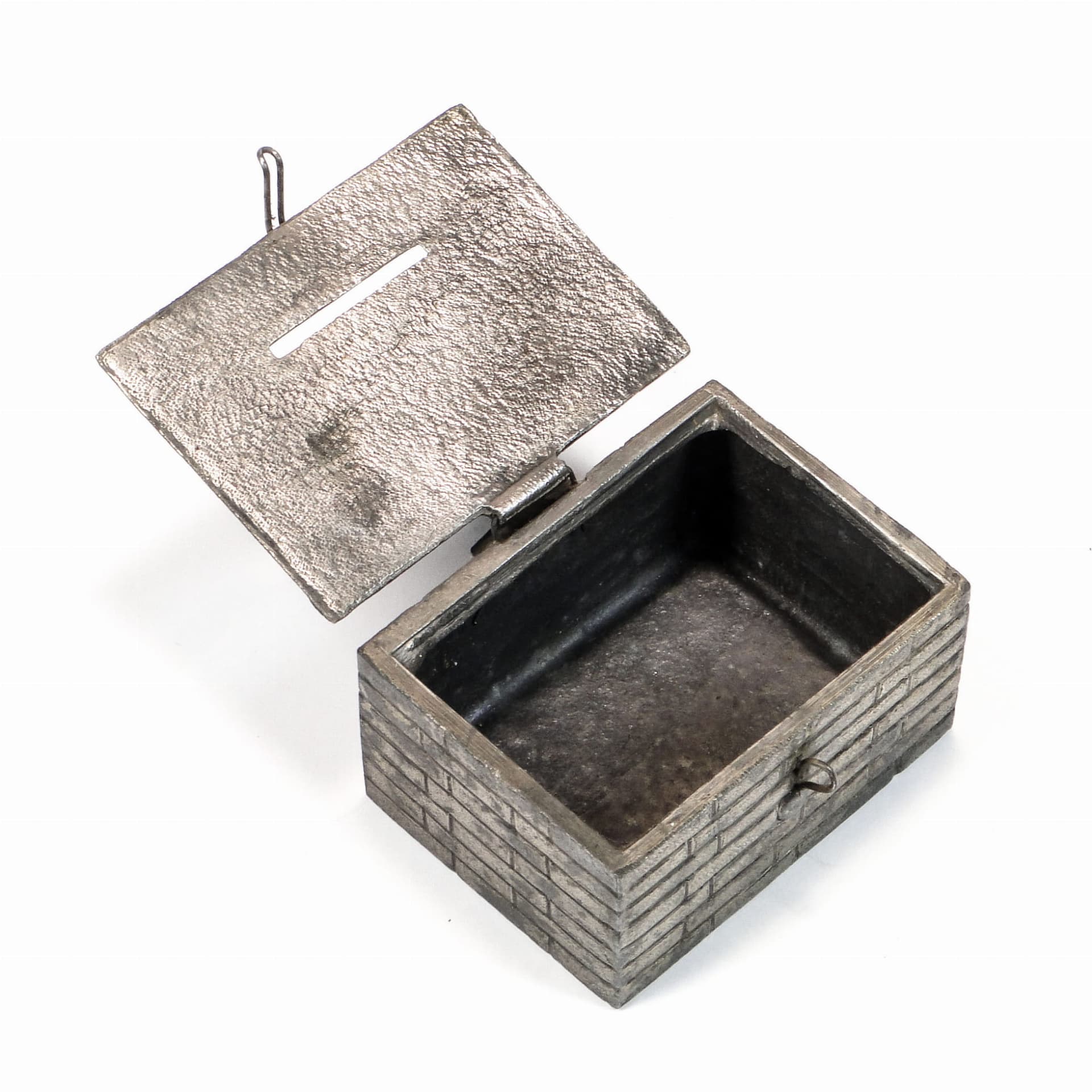 Skarbonka z wilczkiem, metal srebrny, proj. J. Sopyło, Ukraina, lata 20. - 222524