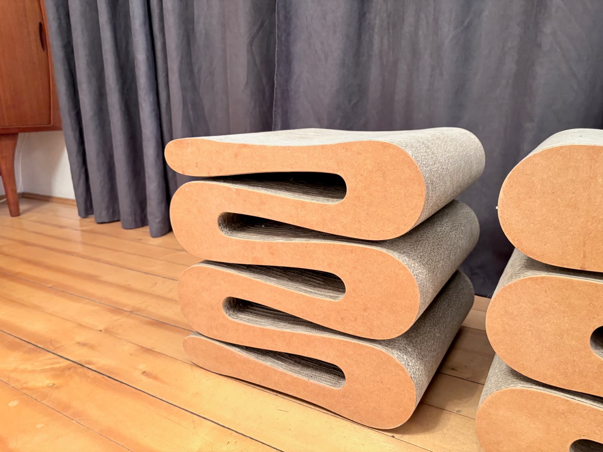 Para stołków Wiggle, brązowy, proj. F. Gehry, Vitra, Szwajcaria, lata 90. - 222569