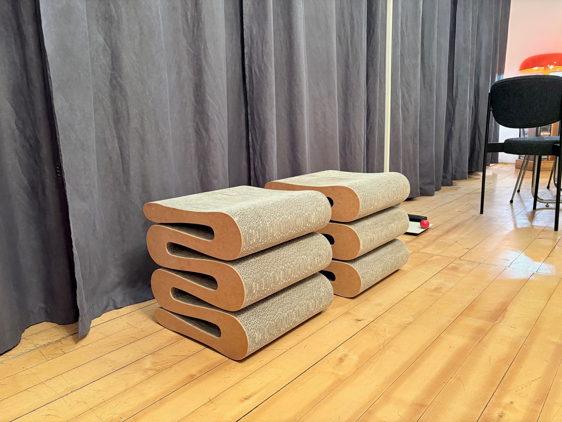 Para stołków Wiggle, brązowy, proj. F. Gehry, Vitra, Szwajcaria, lata 90. - 222571