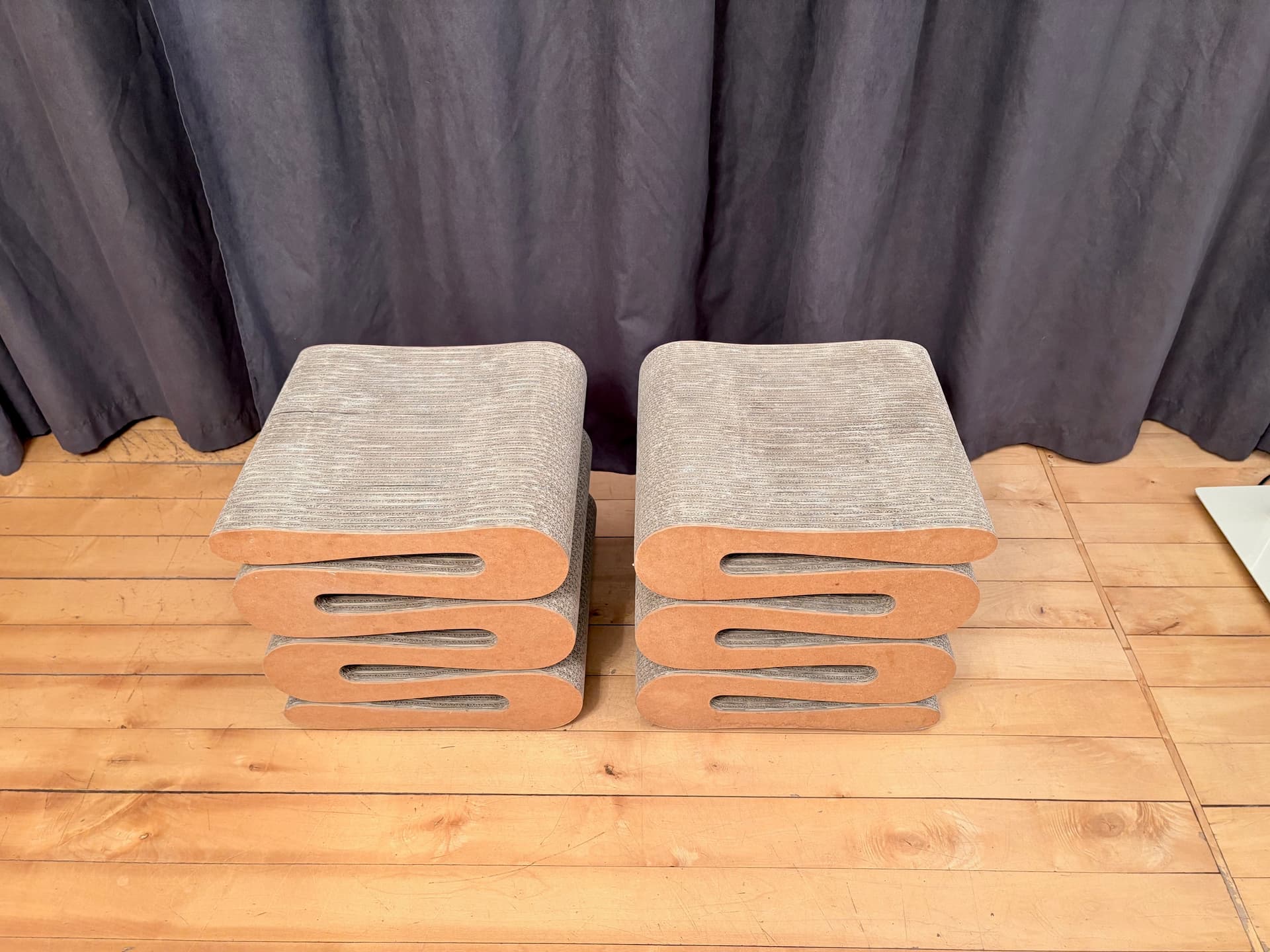 Para stołków Wiggle, brązowy, proj. F. Gehry, Vitra, Szwajcaria, lata 90. - 222567