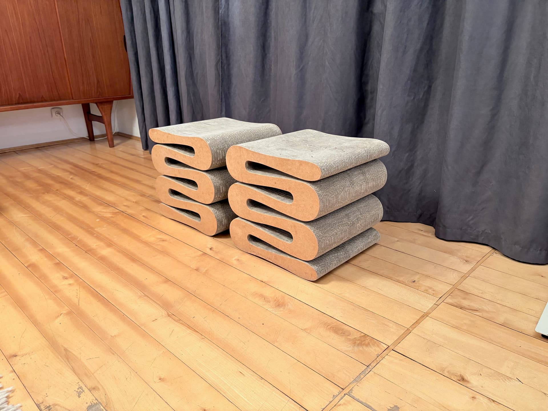 Para stołków Wiggle, brązowy, proj. F. Gehry, Vitra, Szwajcaria, lata 90. - 222570