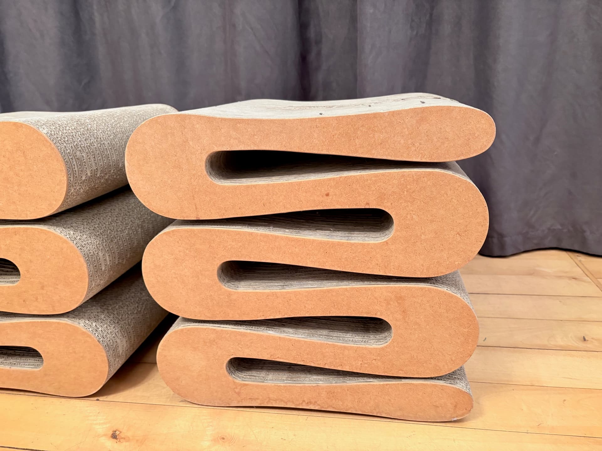 Para stołków Wiggle, brązowy, proj. F. Gehry, Vitra, Szwajcaria, lata 90. - 222568