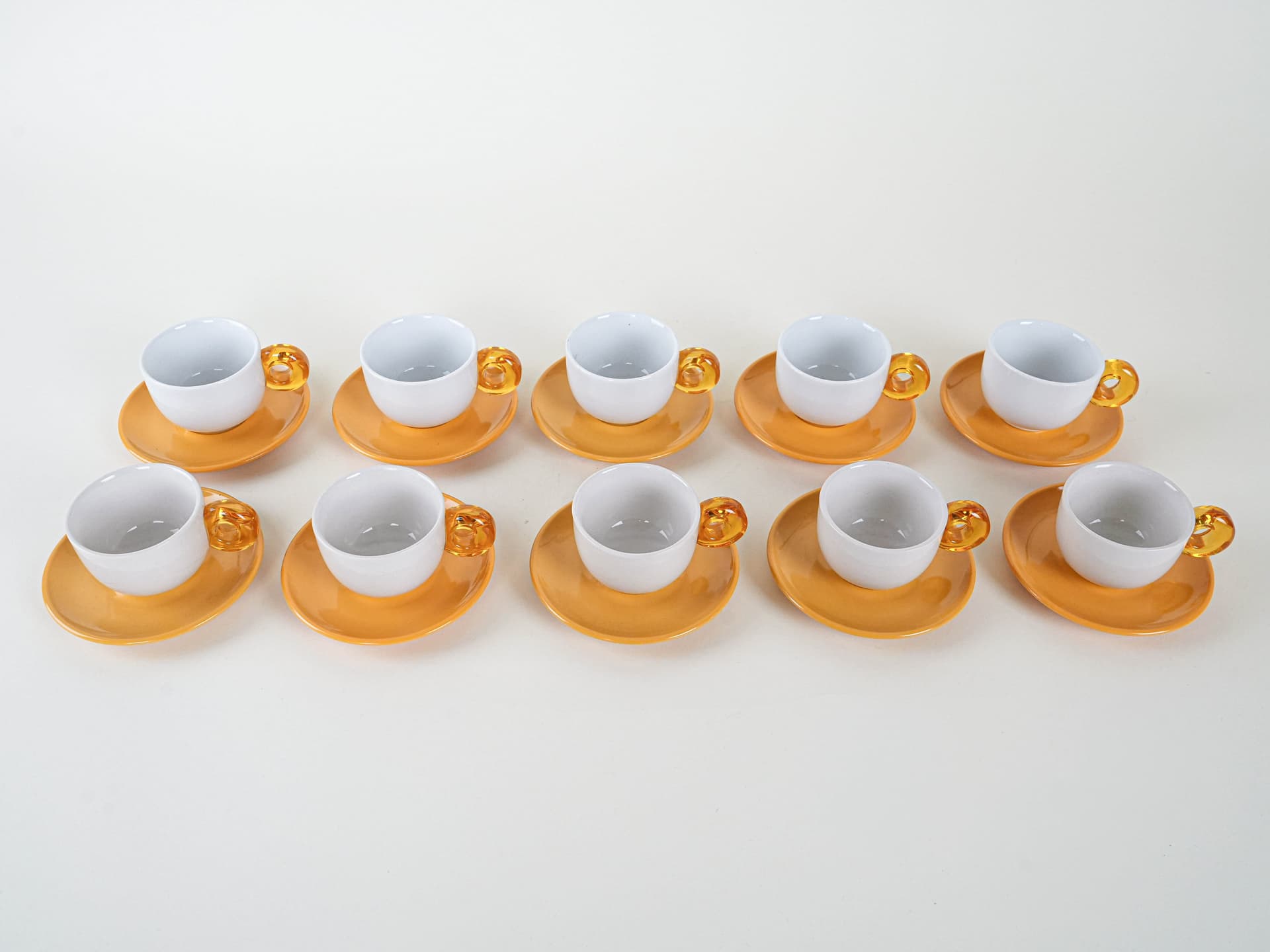 Komplet filiżanek z talerzykami, biel porcelit, plastik pomarańczowy transparentny, Włochy, lata 70. - 222884