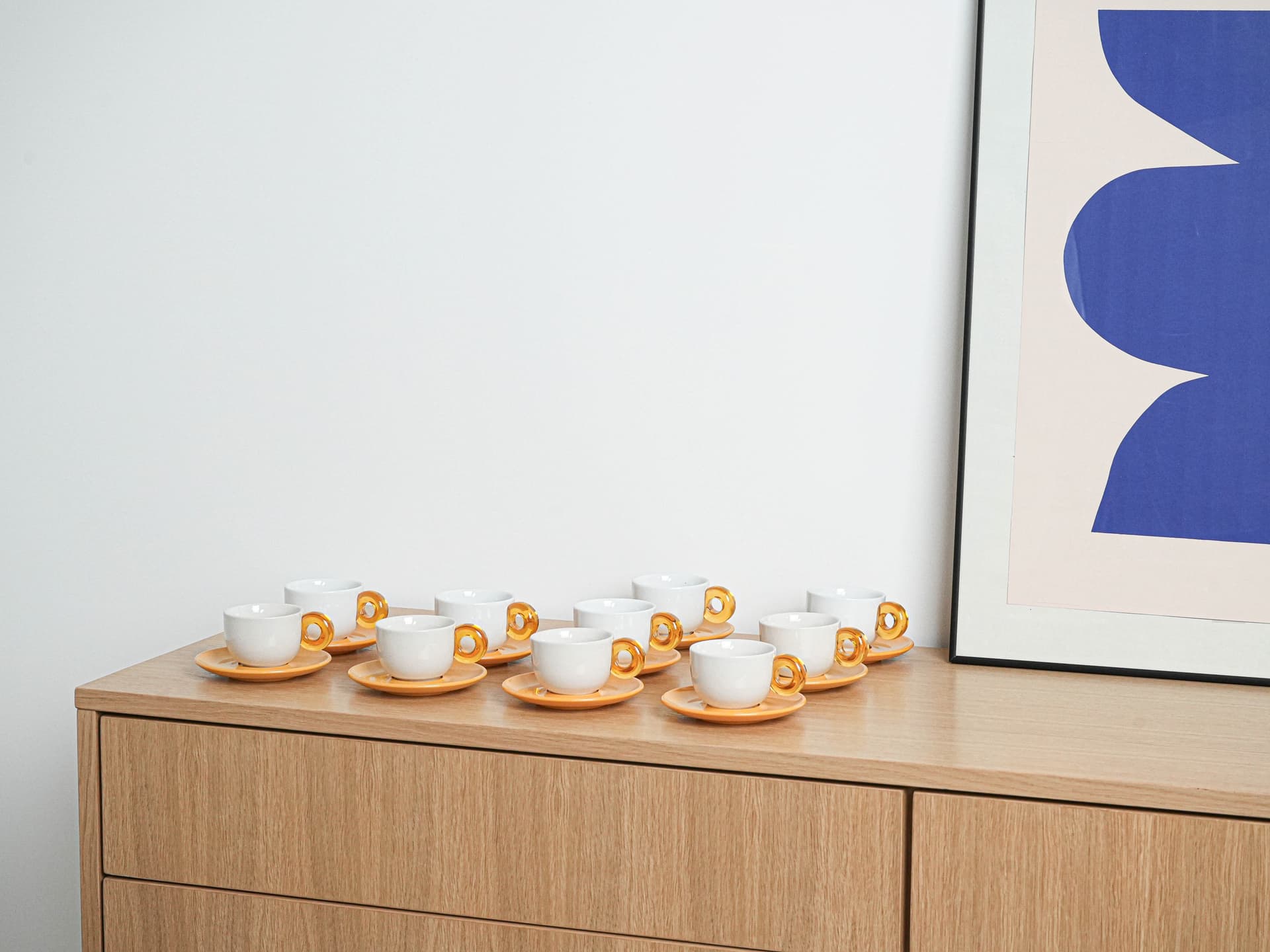 Komplet filiżanek z talerzykami, biel porcelit, plastik pomarańczowy transparentny, Włochy, lata 70. - 222881