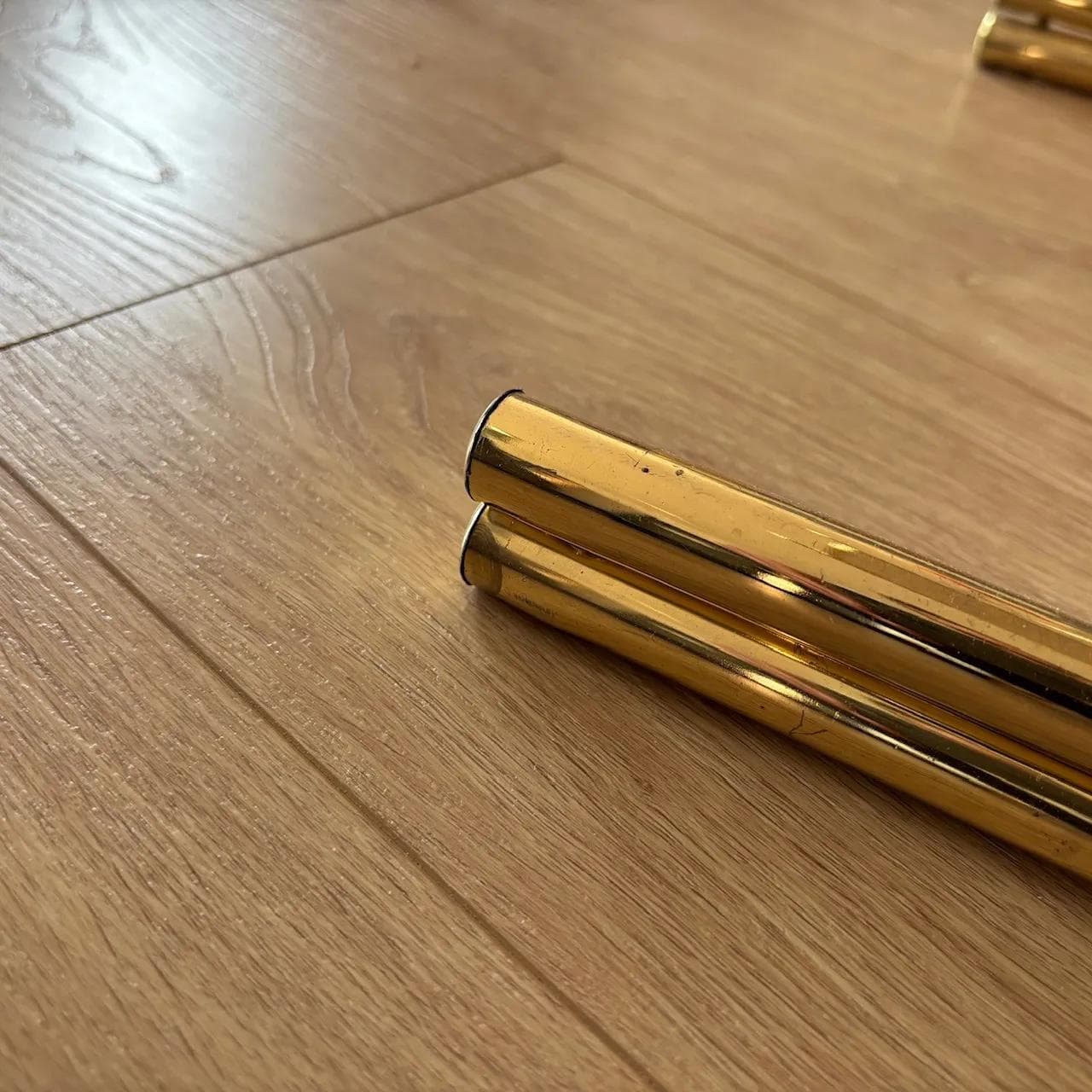 Stolik z gazetnikiem, złoty, metal, szkło przydymione, Niemcy, lata 80. - 16205