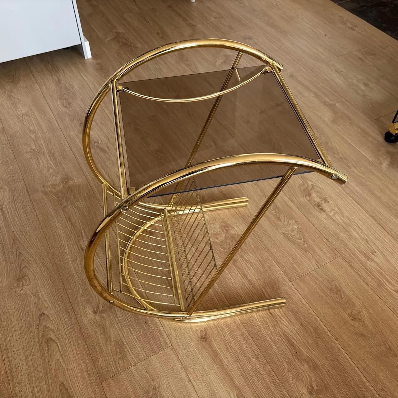 Stolik z gazetnikiem, złoty, metal, szkło przydymione, Niemcy, lata 80. - 16206