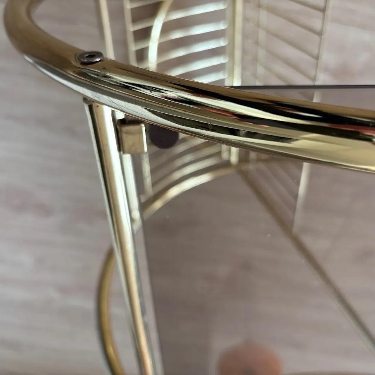 Stolik z gazetnikiem, złoty, metal, szkło przydymione, Niemcy, lata 80. - 16200