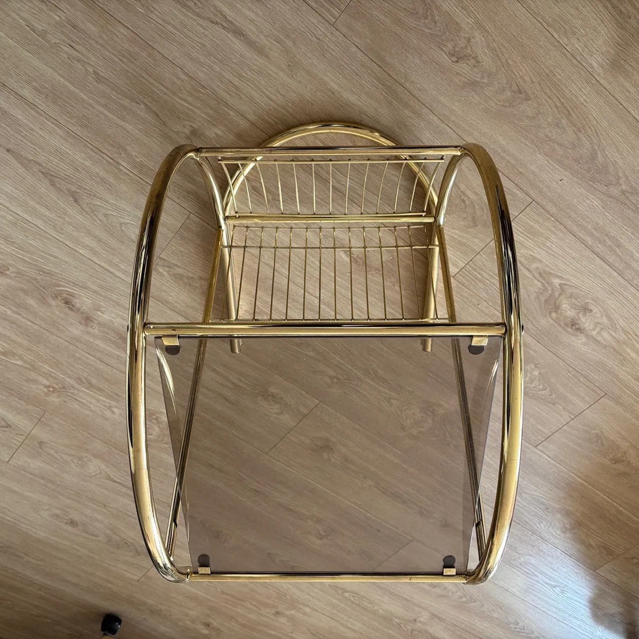 Stolik z gazetnikiem, złoty, metal, szkło przydymione, Niemcy, lata 80. - 16202