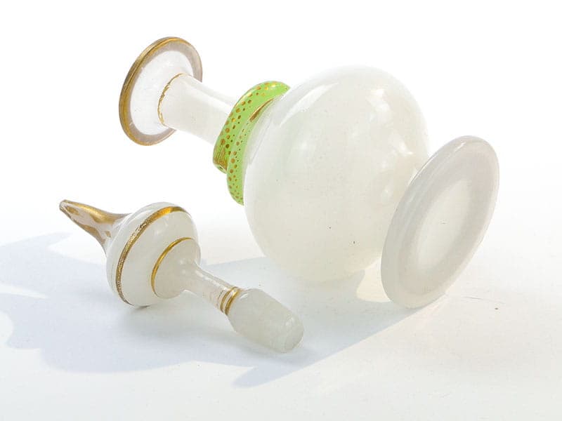 Karafka Biedermeier, szkło opalowe ivory white, szkło uranowe żółto-zielone, Austria, XIX w. - 223161