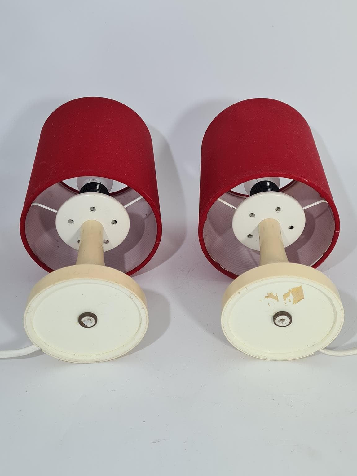 para lamp stołowych Mid-Century Modern, plastik kremowy, tkanina czerwona, Europa, lata 60. - 223255