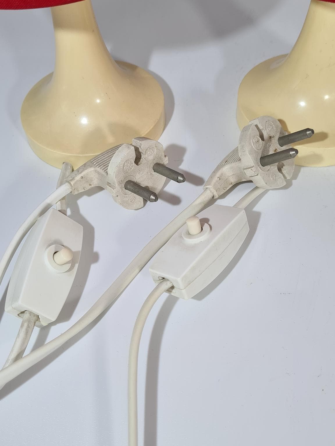 para lamp stołowych Mid-Century Modern, plastik kremowy, tkanina czerwona, Europa, lata 60. - 223253