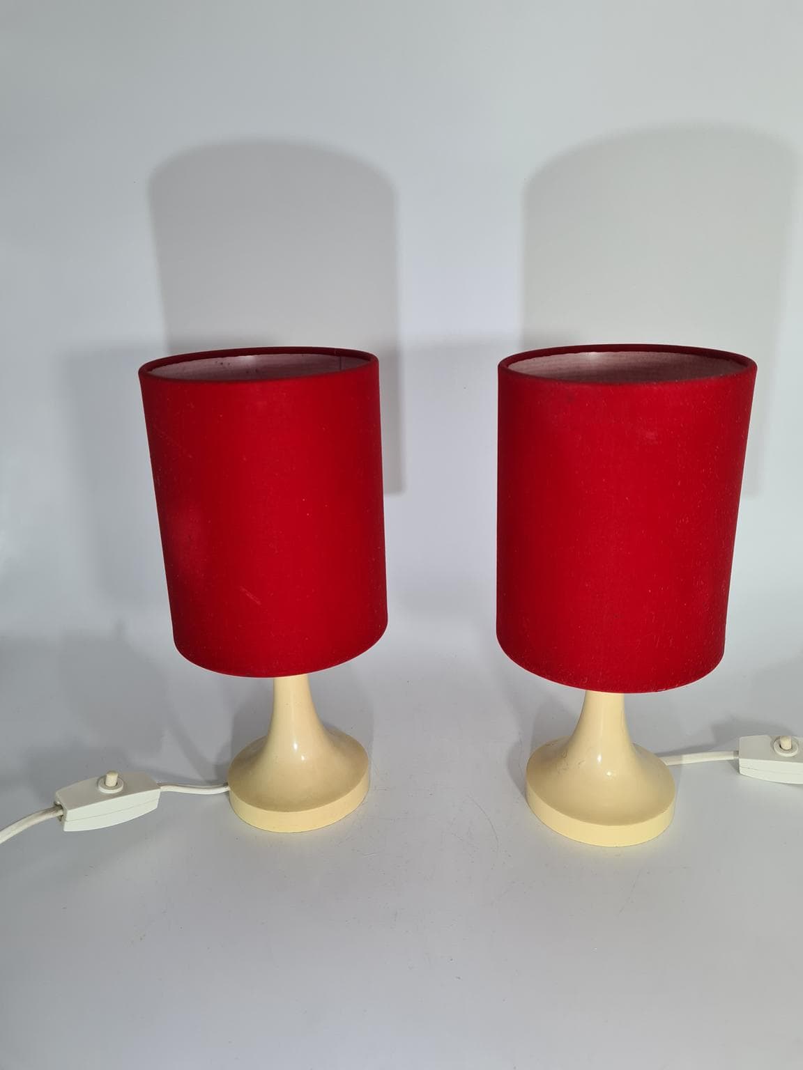 para lamp stołowych Mid-Century Modern, plastik kremowy, tkanina czerwona, Europa, lata 60. - 223257