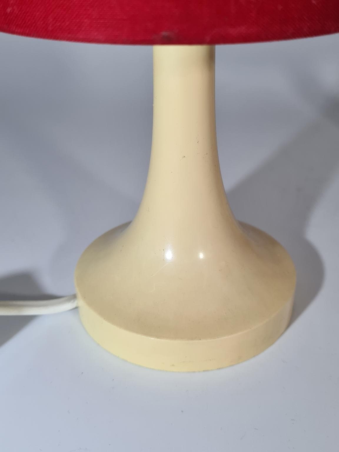 para lamp stołowych Mid-Century Modern, plastik kremowy, tkanina czerwona, Europa, lata 60. - 223248