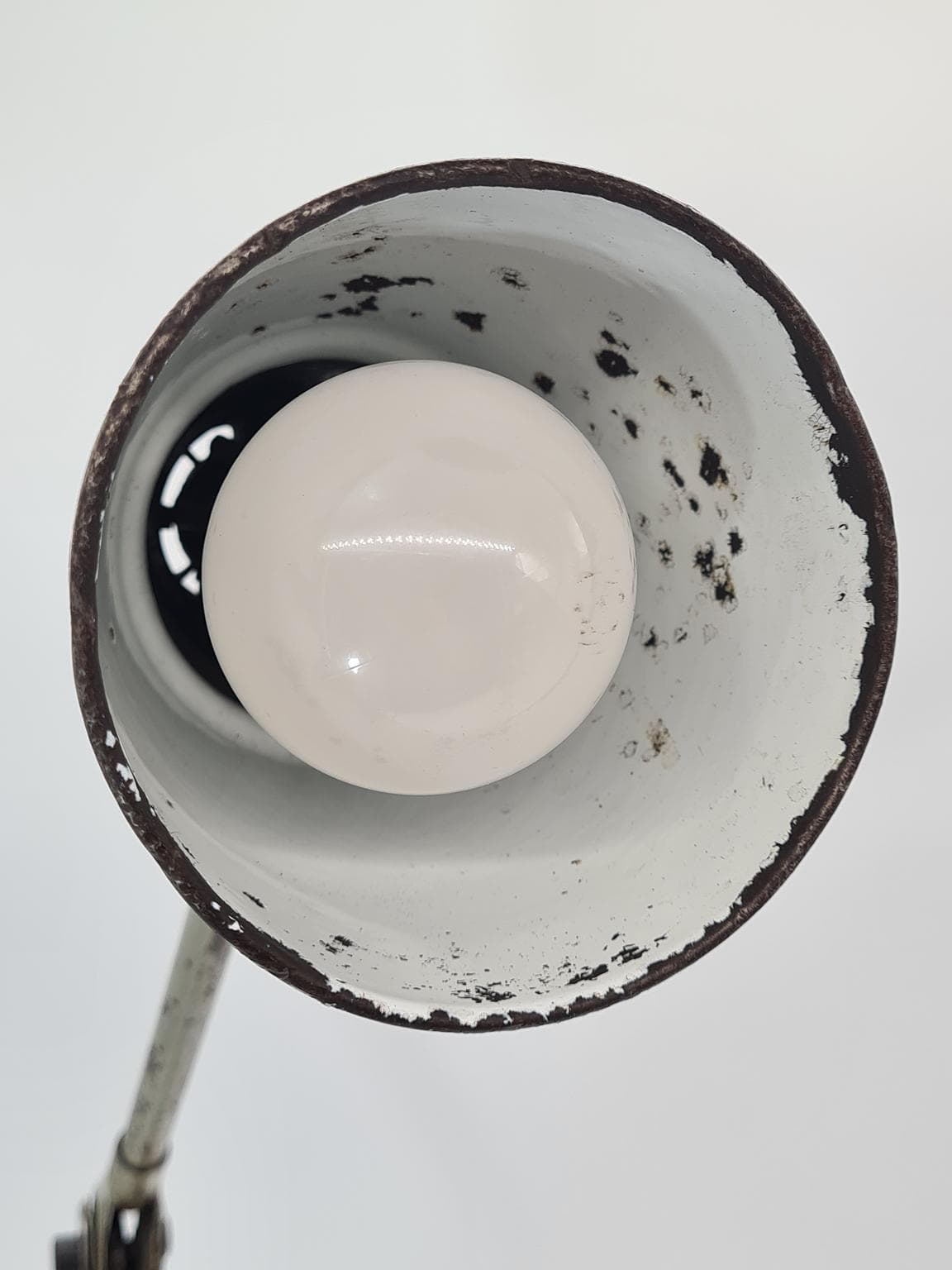 Lampa biurkowa industrialna, beżowy metal, Europa, lata 60. - 223287