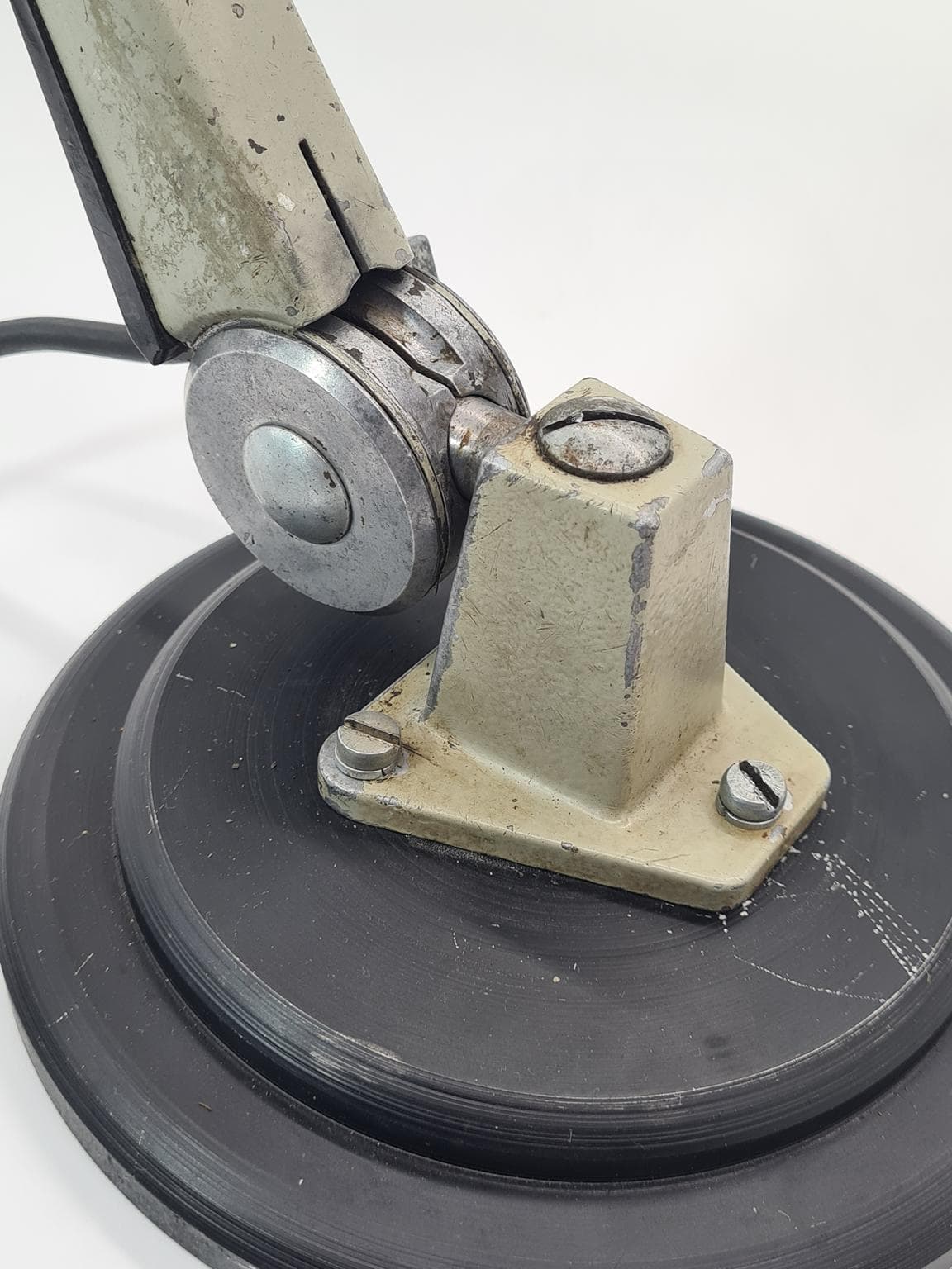 Lampa biurkowa industrialna, beżowy metal, Europa, lata 60. - 223298