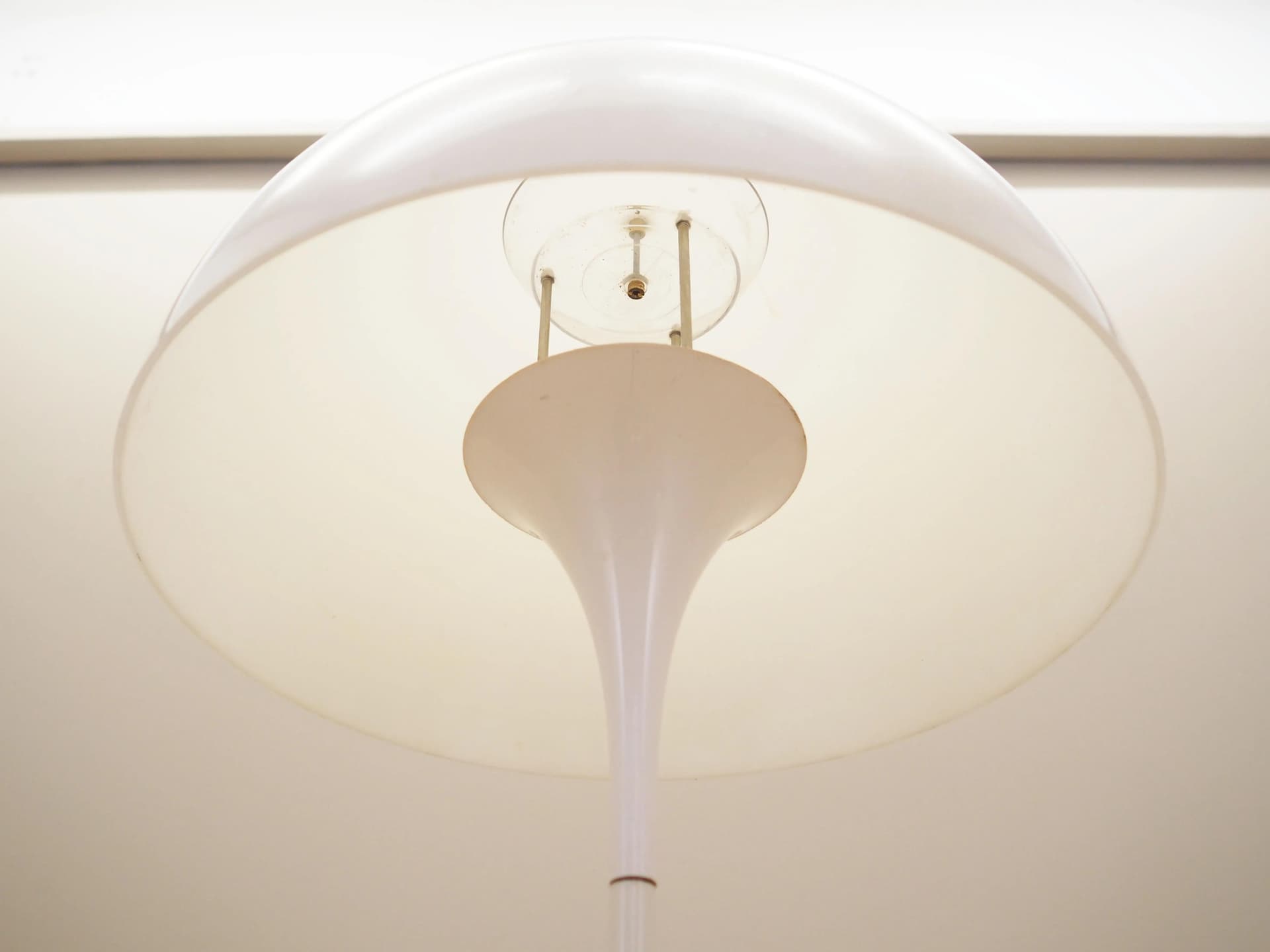 Lampa podłogowa Panthella, biały plastik, metal, proj. V. Panton, Louis Poulsen, Dania, lata 70. - 16142