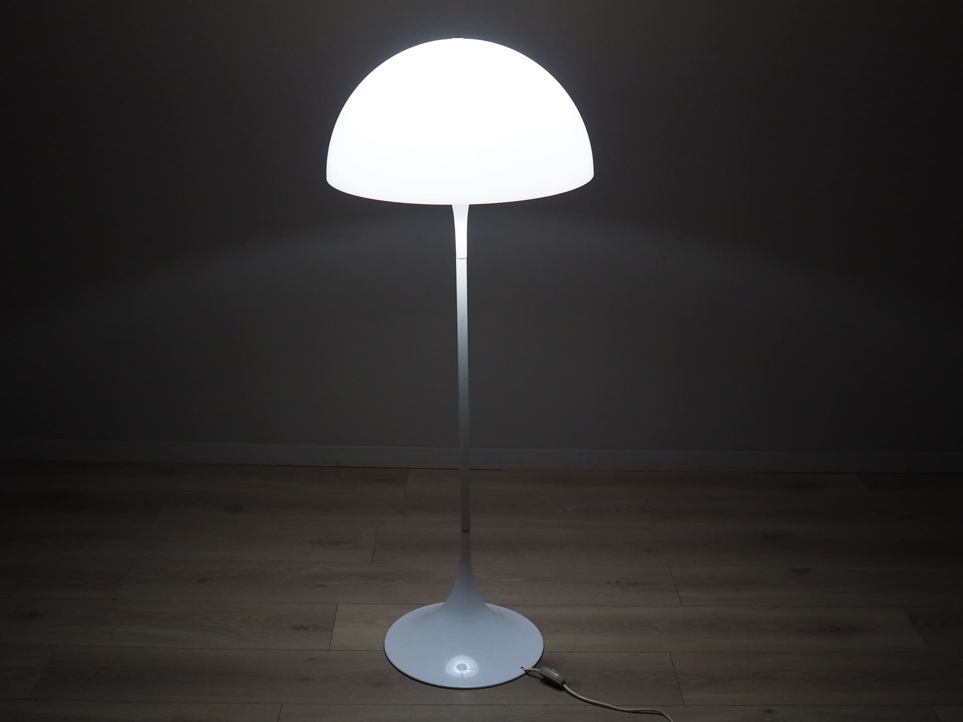 Lampa podłogowa Panthella, biały plastik, metal, proj. V. Panton, Louis Poulsen, Dania, lata 70. - 77123