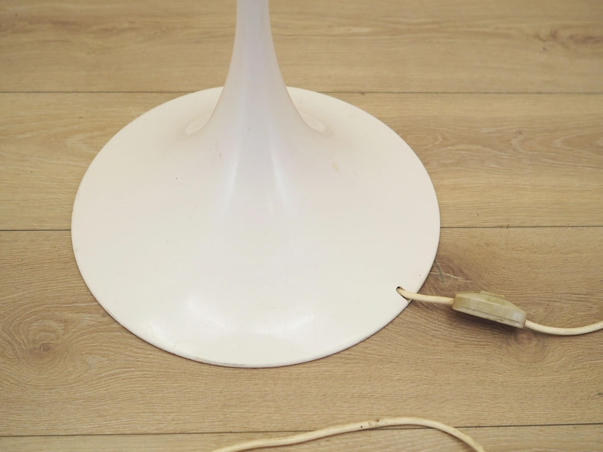 Lampa podłogowa Panthella, biały plastik, metal, proj. V. Panton, Louis Poulsen, Dania, lata 70. - 16145