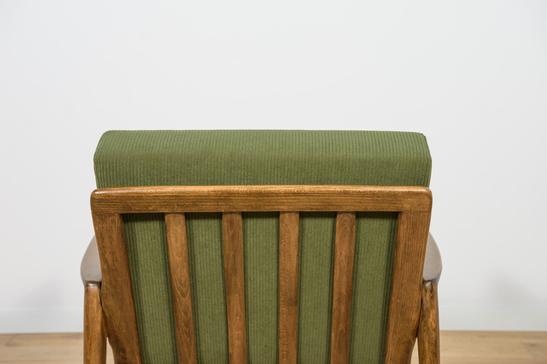 Para foteli 300-139, oliwkowozielona tkanina, buk orzech, Swarzędzka Fabryka Mebli, Polska, lata 60. - 224294