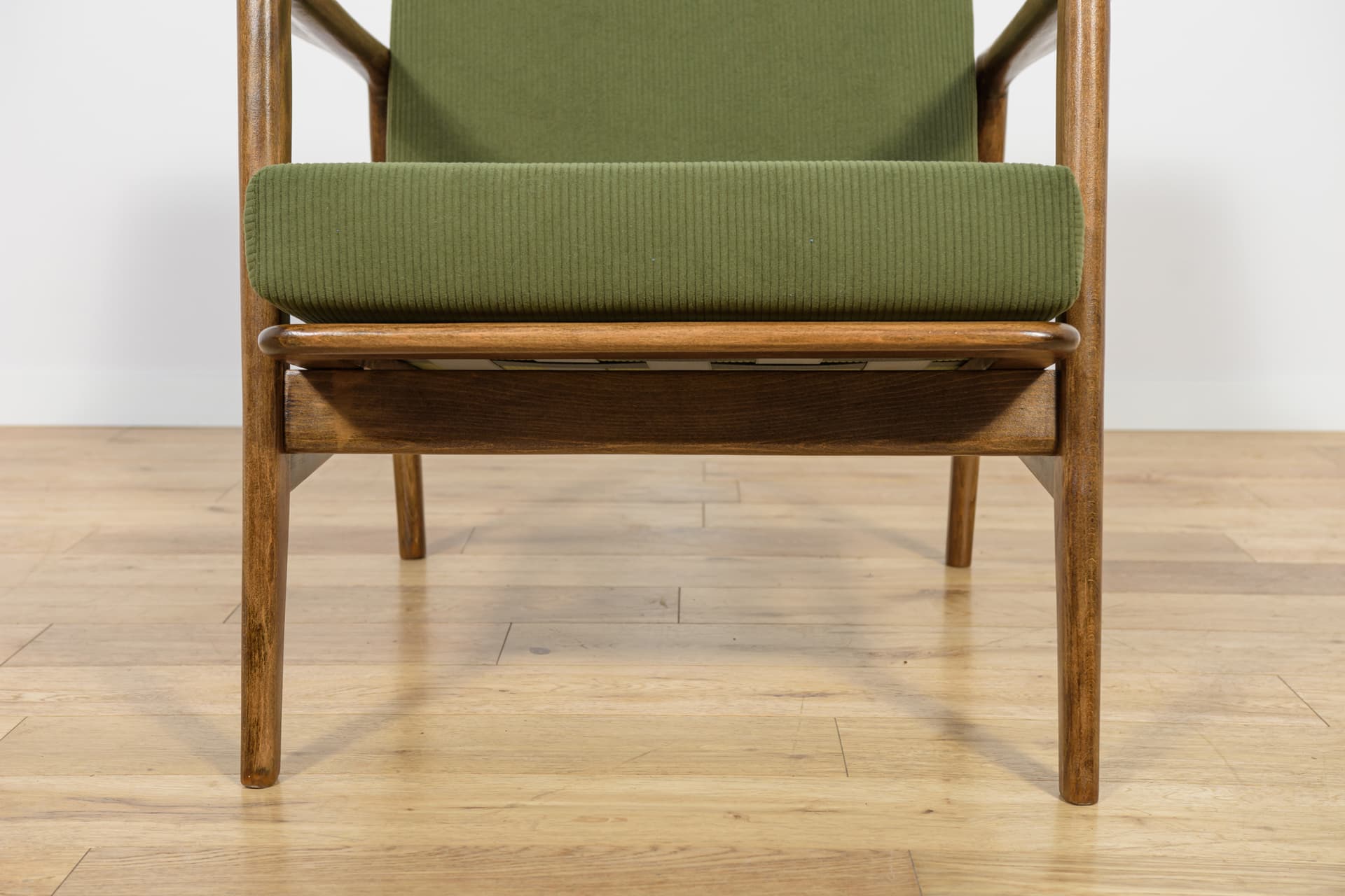 Para foteli 300-139, oliwkowozielona tkanina, buk orzech, Swarzędzka Fabryka Mebli, Polska, lata 60. - 224293