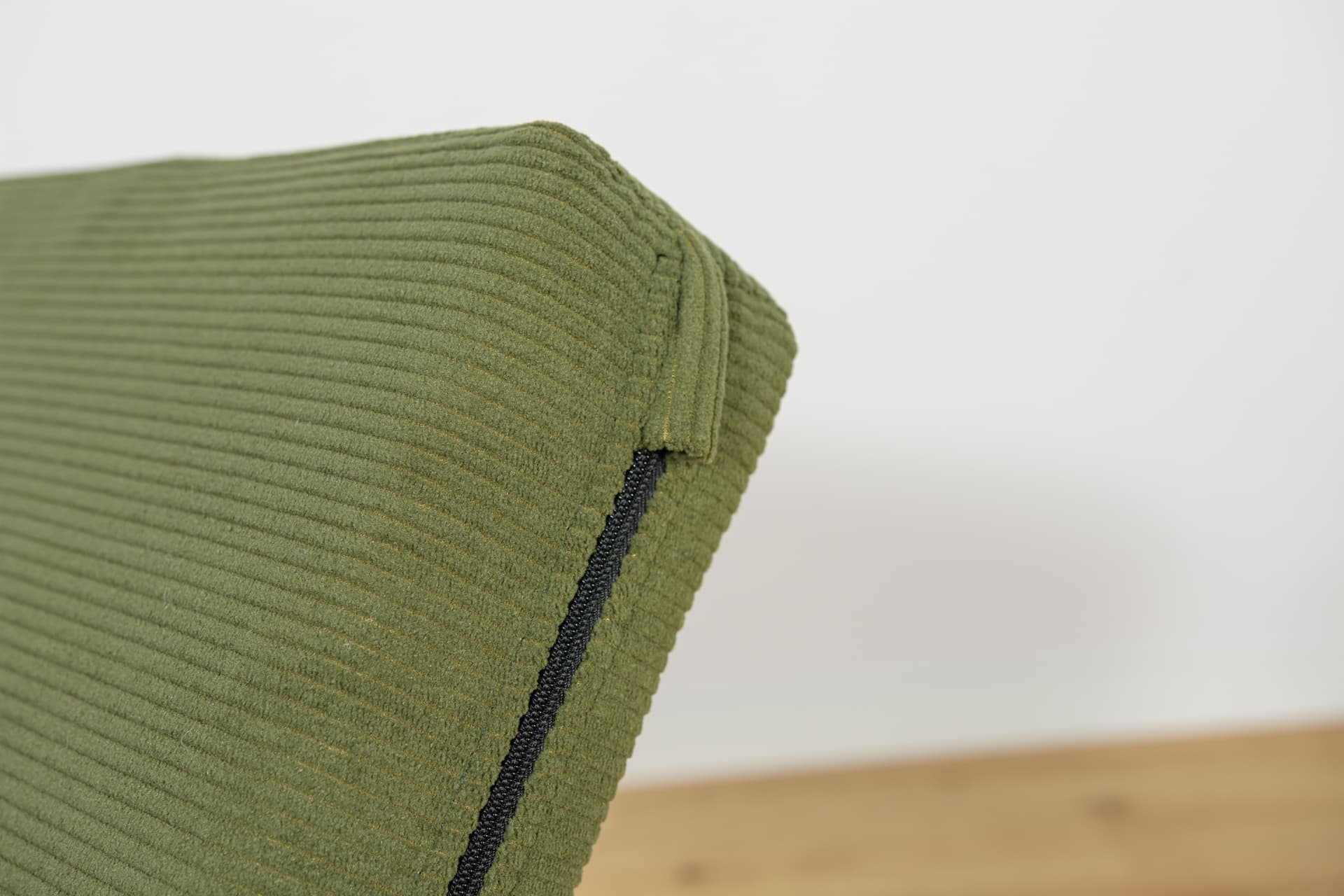 Para foteli 300-139, oliwkowozielona tkanina, buk orzech, Swarzędzka Fabryka Mebli, Polska, lata 60. - 224295