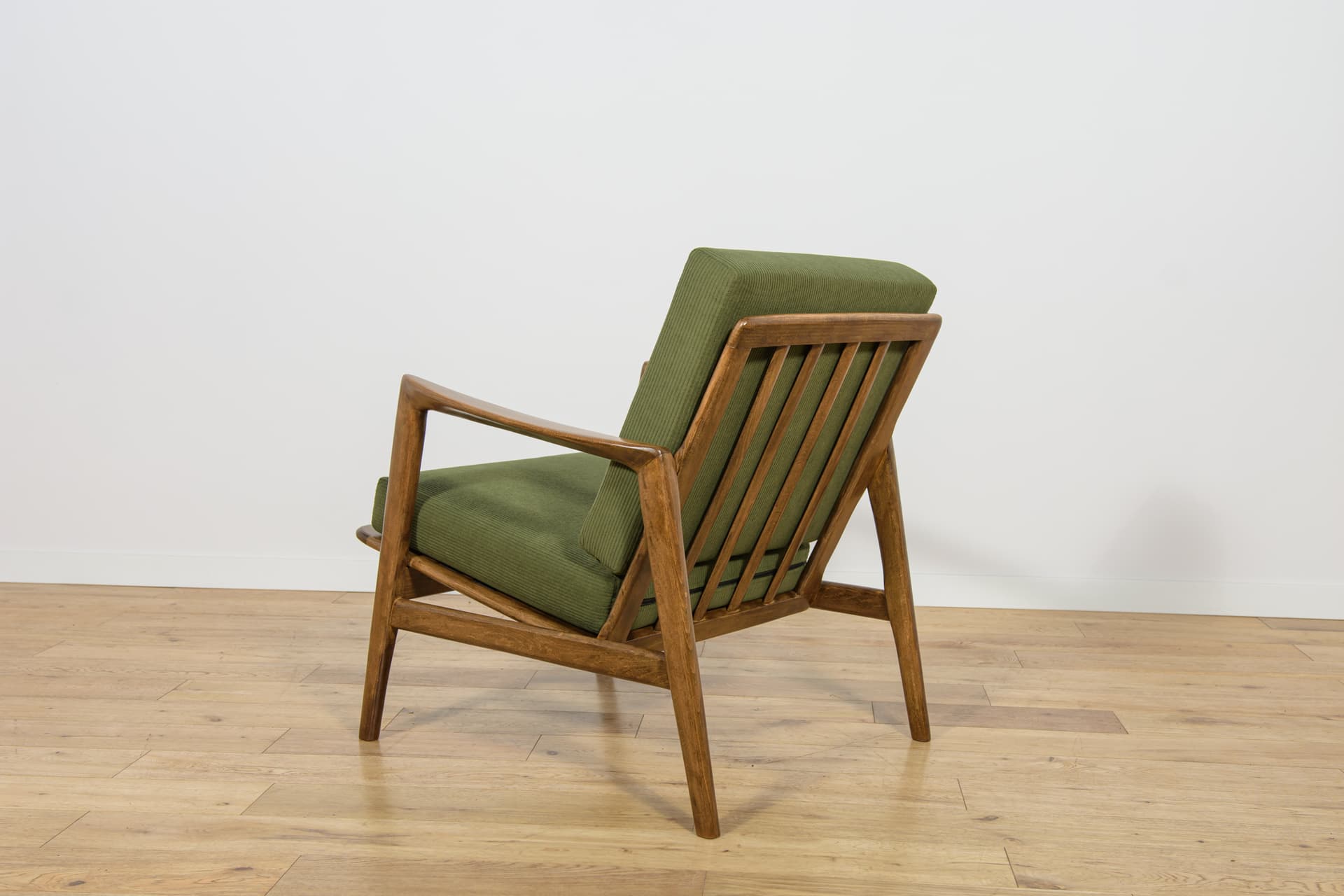 Fotel 300-139, oliwkowy, buk, Swarzędzka Fabryka Mebli, Polska, lata 60. - 224304