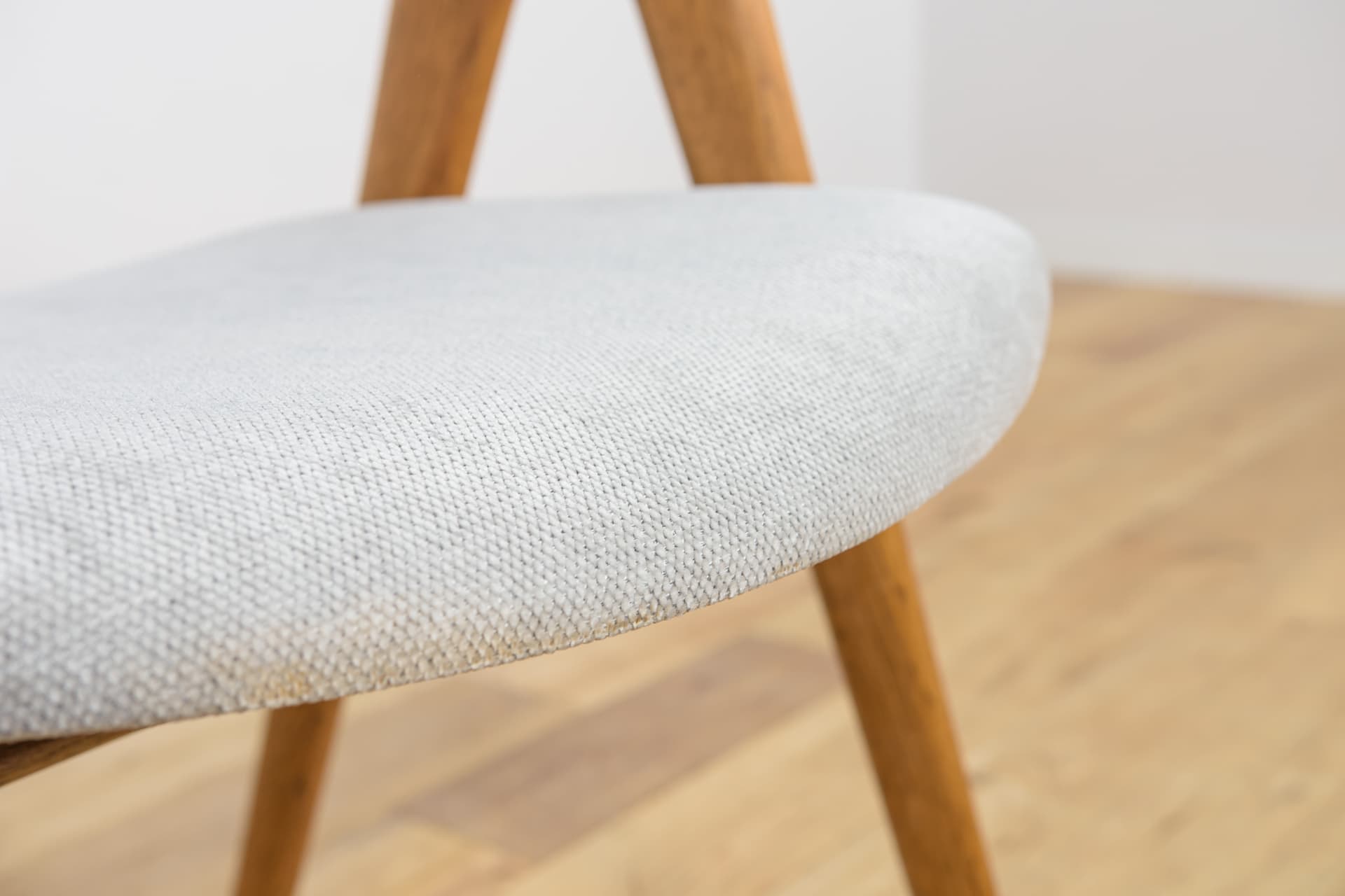 Komplet czterech krzeseł Compass, dąb jasny, tkanina szara, proj. K. Kristiansen, Dania, lata 60. - 224418