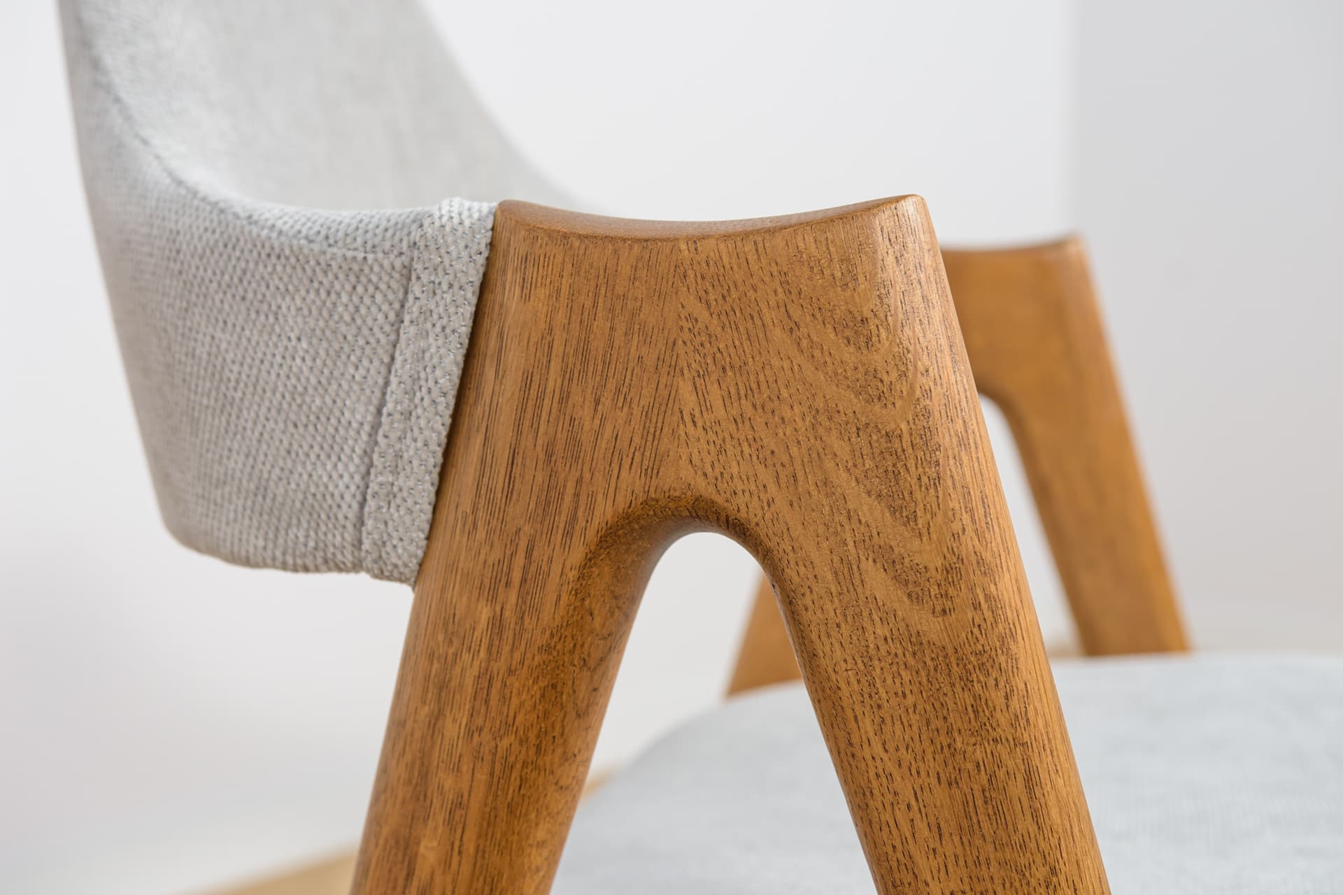 Komplet czterech krzeseł Compass, dąb jasny, tkanina szara, proj. K. Kristiansen, Dania, lata 60. - 224419