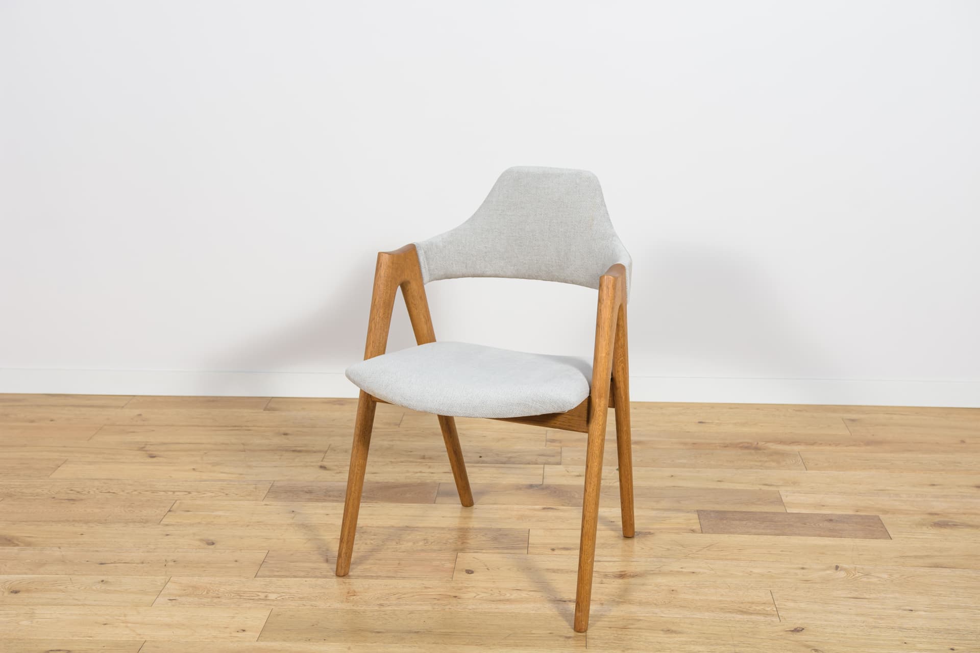 Komplet czterech krzeseł Compass, dąb jasny, tkanina szara, proj. K. Kristiansen, Dania, lata 60. - 224412