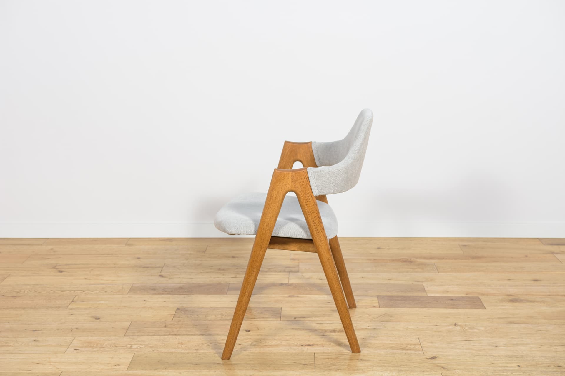 Komplet czterech krzeseł Compass, dąb jasny, tkanina szara, proj. K. Kristiansen, Dania, lata 60. - 224413