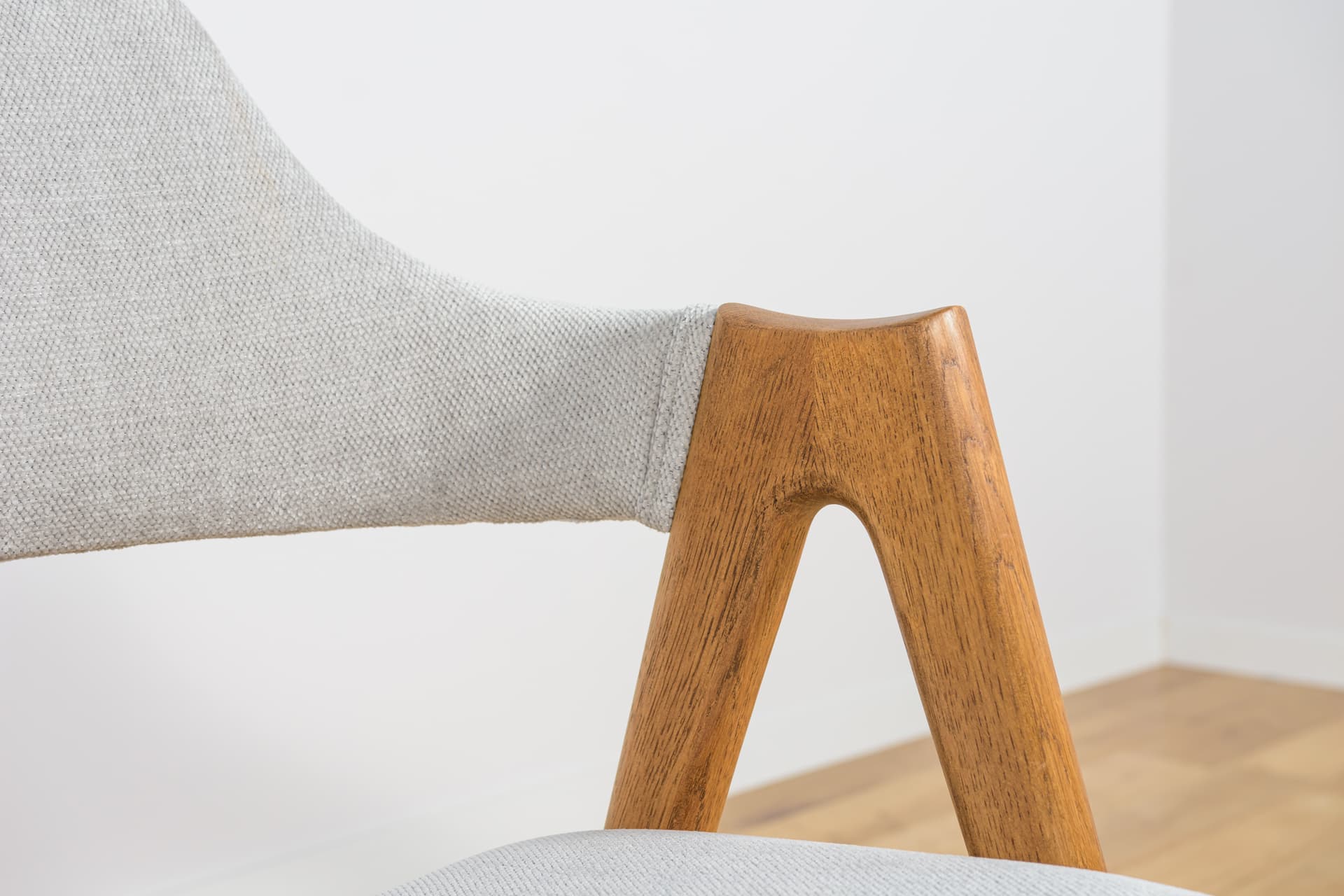 Komplet czterech krzeseł Compass, dąb jasny, tkanina szara, proj. K. Kristiansen, Dania, lata 60. - 224417