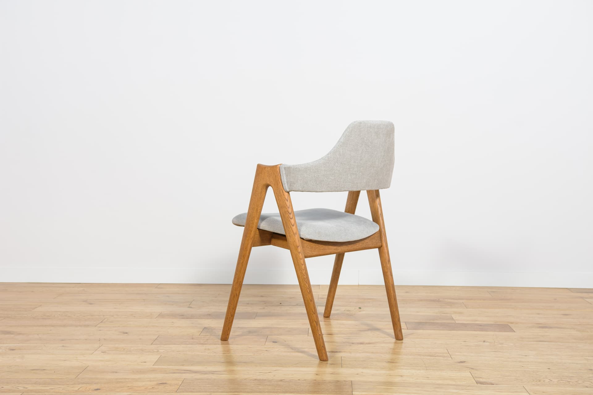 Komplet czterech krzeseł Compass, dąb jasny, tkanina szara, proj. K. Kristiansen, Dania, lata 60. - 224414