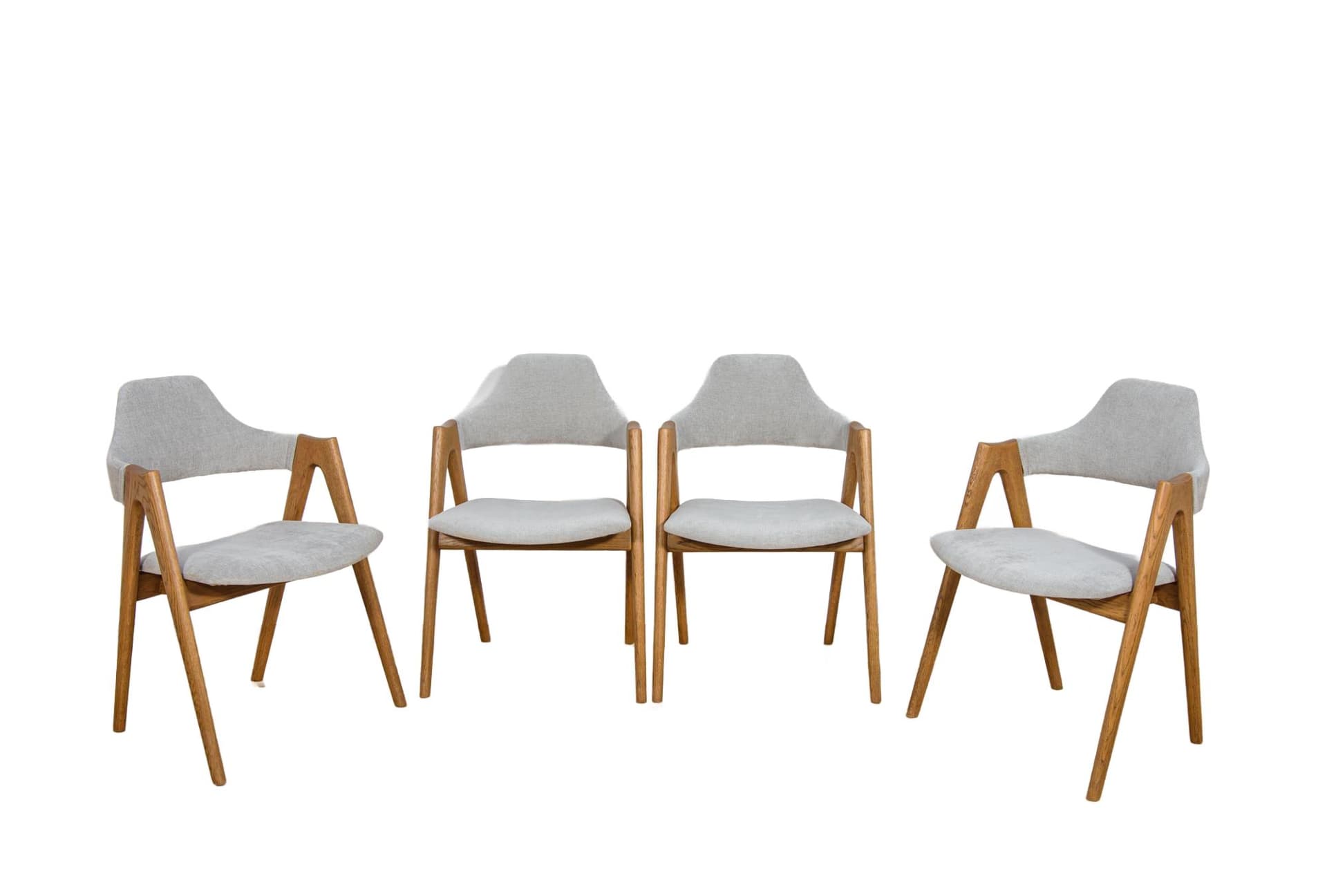 Komplet czterech krzeseł Compass, dąb jasny, tkanina szara, proj. K. Kristiansen, Dania, lata 60.