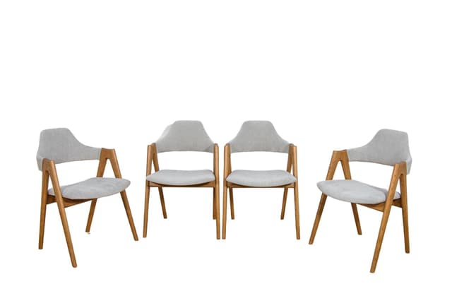 Komplet czterech krzeseł Compass, dąb jasny, tkanina szara, proj. K. Kristiansen, Dania, lata 60. - WYMIARY