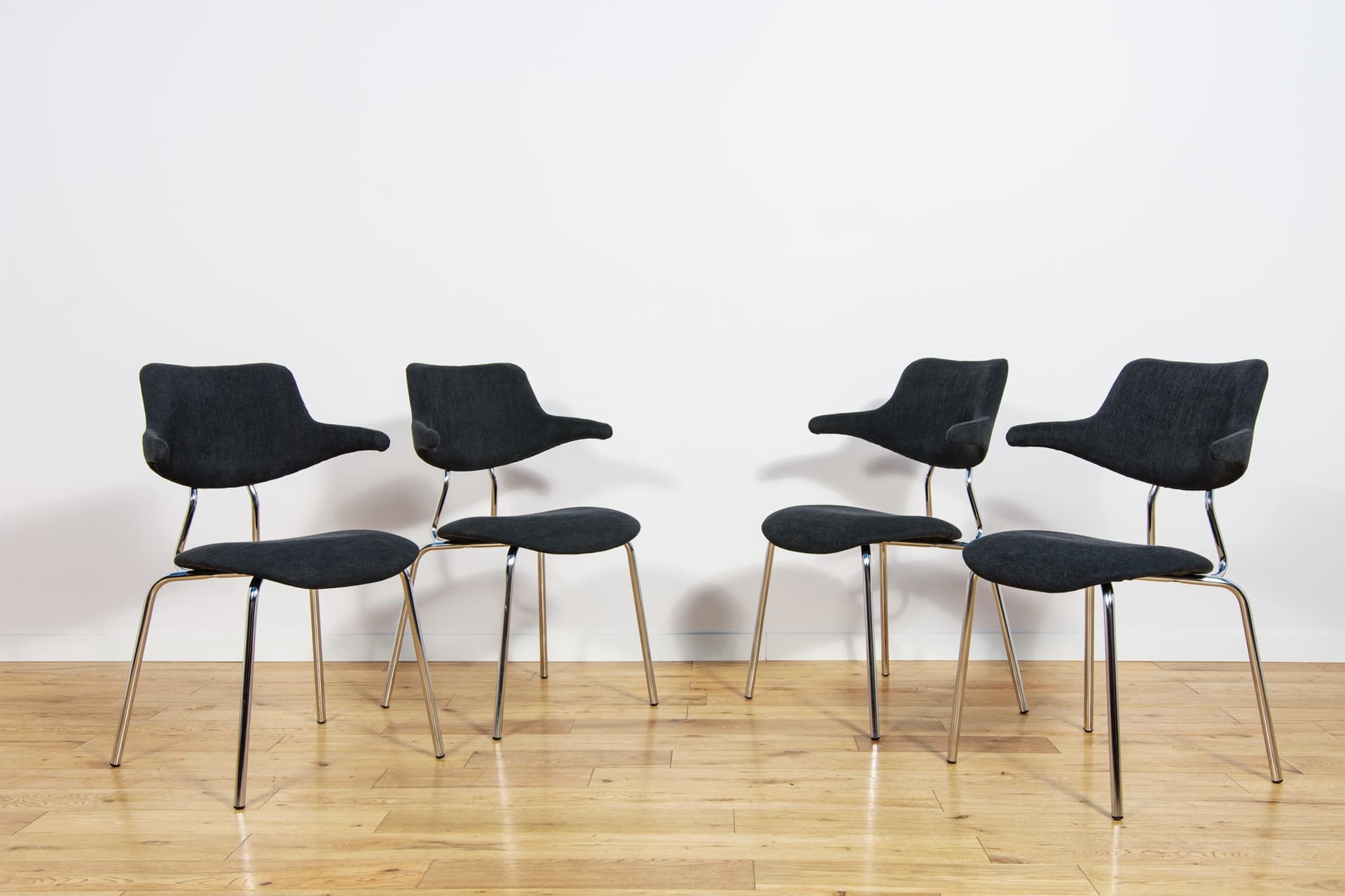 Komplet czterech krzeseł VL118, tkanina czarna, chrom, proj. V. Larsen, Vermund Larsen A/S, Dania, lata 60. - 224615