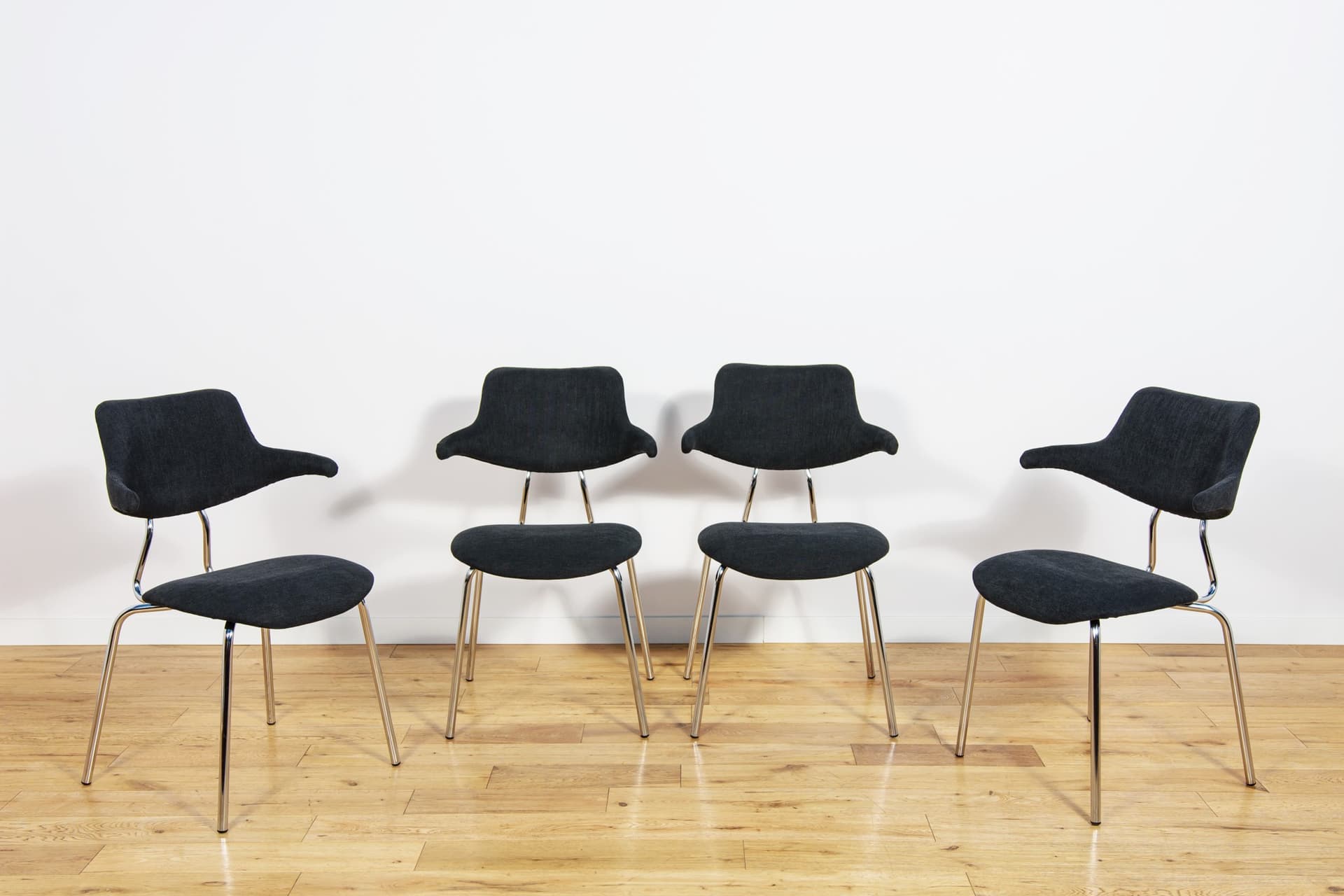 Komplet czterech krzeseł VL118, tkanina czarna, chrom, proj. V. Larsen, Vermund Larsen A/S, Dania, lata 60. - 224612